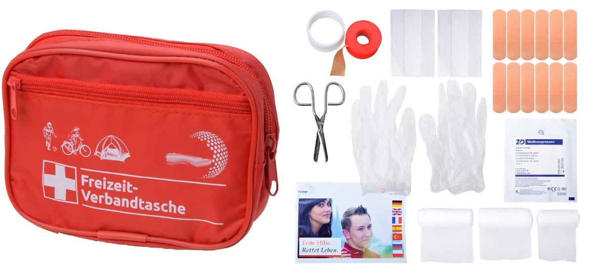 Taschen und andere Behältnisse mit Apothekenausstattung für erste Hilfe; Verbandtasche

Bei der als Freizeit-Verbandtasche bezeichneten Ware handelt es sich um eine Zusammenstellung bestehend aus verschiedenen Verbandsmaterialien, einem Paar Einweghandschuhe, einer Schere sowie einer Broschüre mit Anwendungshinweisen zur Ersten Hilfe, die gemeinsam in einer roten Spinnstofftasche verpackt sind.

Es handelt sich um eine Tasche mit Apothekenausstattung für erste Hilfe, die in die Unterposition 3006 5000 der Kombinierten Nomenklatur einzureihen ist.