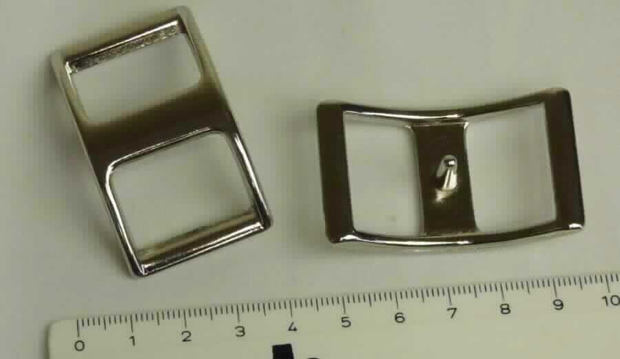 Es handelt sich um vollständig aus unedlem Metall gefertigte Schnallen mit einem gewölbtem Rahmen mit rechteckigem Umriss und mit einer Mittelstrebe, an der ein konisch zulaufender Dorn fest im rechten Winkel angebracht ist. 
Die Waren werden an Halsbändern und Leinen verwendet.
- Antragstellerangaben - 
Länge: ca. 49 mm; Breite: ca. 29 mm.

Abbildung siehe Anlage.

Derartige Erzeugnisse gehören als "Schnallen aus unedlen Metallen, für Sattlerwaren und andere konfektionierte Waren" zur Codenummer 8308 9000 90 0.