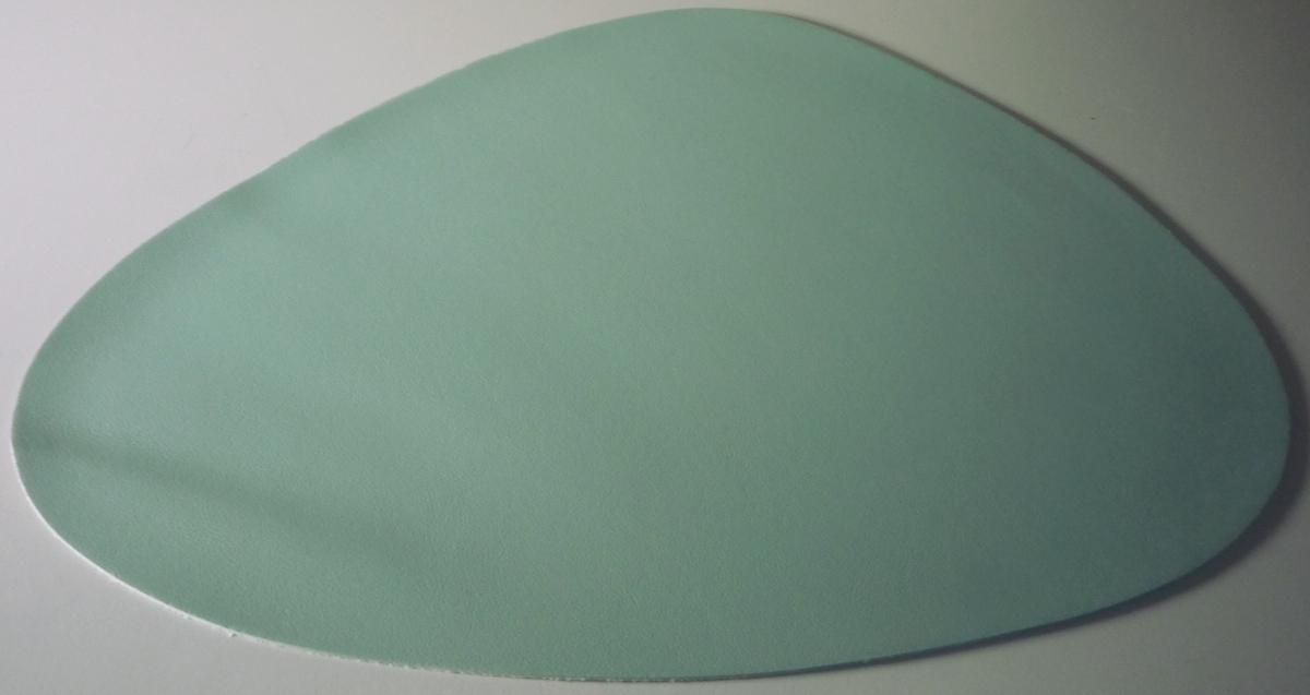 Platzset, Art. 27054, Foto siehe Anlage,
- laut Antrag in einem Polybeutel verpackt,
- annähernd oval (anders als quadratisch oder rechteckig zugeschnitten, somit konfektioniert); in den
  Abmessungen von laut Antrag 42 cm x 34 cm,
- aus gerauten Gewirken, die auf der Außenseite mit geprägtem Zellkunststoff (laut Antrag PVC) über-
  zogen sind; die Gewirke sind dicht und geraut und dienen damit nicht nur der Verstärkung (Meterware
  der Position 5903); somit keine Ware des Kapitels 39,
- dient als Untersetzer z. B. für Teller bei Tisch; wird insbesondere wegen des Materials üblicherweise
  nicht gewaschen und kennzeichnet sich aufgrund des Verwendungszwecks und der Ausstattung als
  Ware zur Innenausstattung, somit keine Tischwäsche der Position 6302.

"Andere Ware zur Innenausstattung (Platzset) aus Spinnstoffen, keine Ware der Position 9404,
 aus Gewirken"