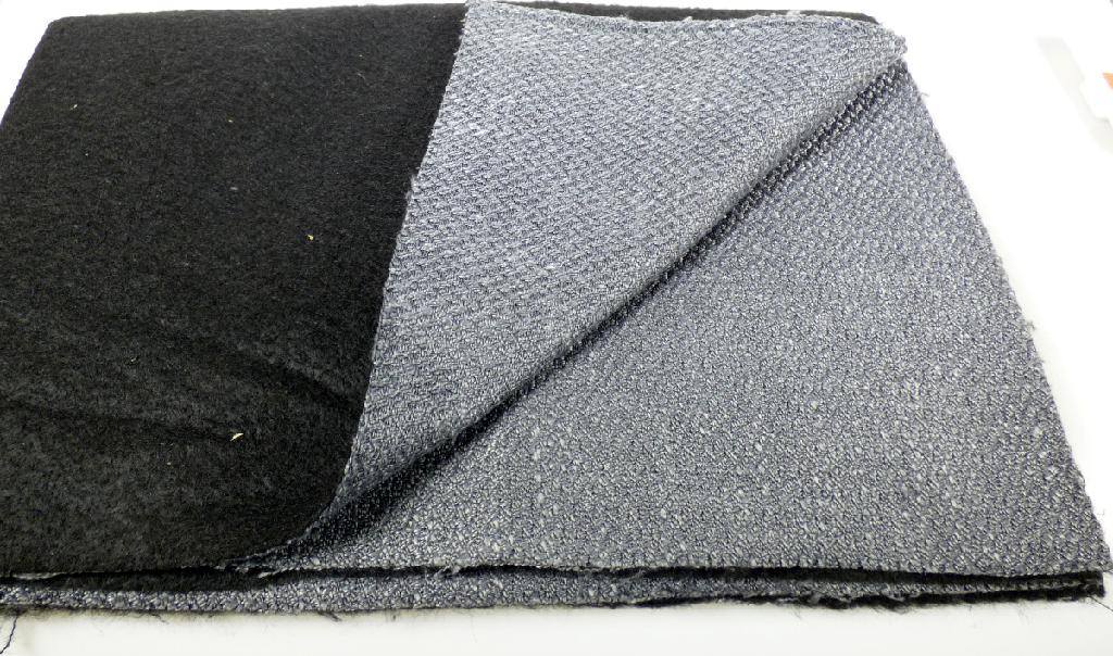 Textillaminat, sog. Möbelbezugsstoff, Art. Gaius, Foto siehe Anlage,
- als Meterware, laut Antrag mit einer Breite von 145 cm,
- laut Untersuchungsergebnis: 
-- aus zwei mit ihrer ganzen Fläche aufeinanderliegenden und durch Kleben miteinander verbunden
   Lagen:
--- mit einer Oberlage (Schauseite):
---- aus einem buntgewebten Gewebe in Musterbindung aus nicht hochfesten Garnen,
----- mit Kett- und Schussgarnen (Effektzwirn) bestehend aus einem dickeren Garn aus synthetischen 
       Spinnfasern (laut Antrag Polyester) und zwei Garnen aus synthetischen Filamenten (laut Antrag
      Polyester),
---- mit einem Gesamtanteil an:
----- synthetischen Filamenten von ca. 59 GHT,
----- synthetischen Spinnfasern von ca. 41 GHT,
--- mit einer Unterlage:
---- aus einem einfarbigen Nadelfilz aus Chemiefasern,
- insbesondere im Hinblick auf die Bedeutung in Bezug auf die Verwendung verleiht das die Schauseite
  bildende Gewebe der Ware ihren wesentlichen Charakter.

"Gewebe aus Garnen aus synthetischen Filamenten, anderes als in den Unterpositionen 5407 10 bis
 5407 84 genannte, buntgewebt"