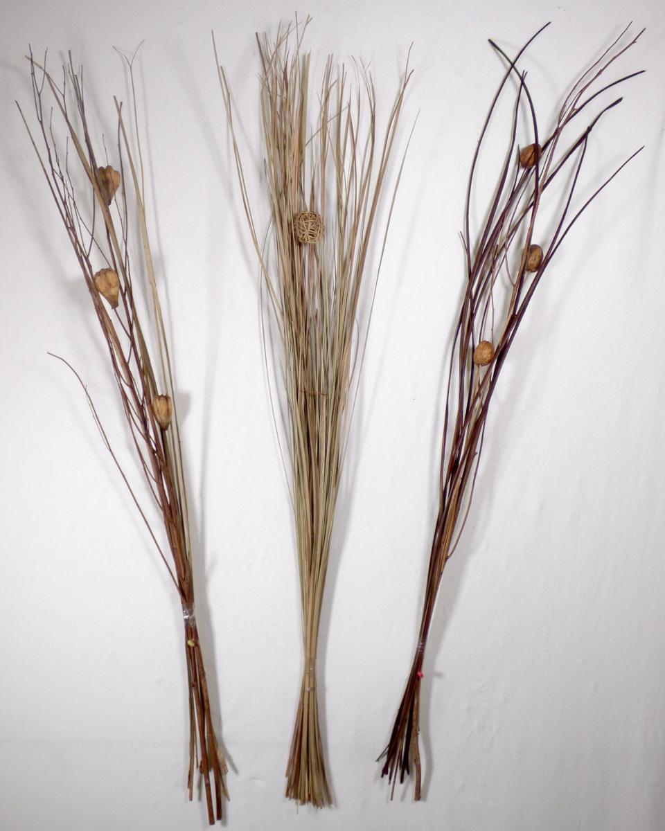 Ware aus künstlichen Blumen, sog. Deko-Äste in zwei Ausführungen, Foto siehe Anlage,
aus verschiedenen Bestandteilen zusammengesetzte Ware, bestehend aus:
- künstlichen Blumen,
- - aus natürlichen Samenkapseln in unterschiedlichen Ausführungen, die auf Stielen aus
    natürlichen Grashalmen bzw. Zweigen aufgesteckt und angeklebt sind,
- - durch Zusammenstecken und Kleben in Blumenbindetechnik hergestellt,
- getrockneten, natürlichen Grashalmen bzw. natürlichen Zweigen,
- mittels eines Klebestreifens zu einem Bündel (Strauß) zusammengefügt,
- die künstlichen Blumen bestimmen im Hinblick auf das äußere Erscheinungsbild (Zierwirkung)
  den Charakter der Ware; im Hinblick auf den Umfang sind die natürlichen Grashalme bzw.
  Zweige vorherrschend; damit verleiht keiner der Bestandteile der zusammengesetzten Ware
  ihren wesentlichen Charakter; sie ist damit der von den gleichermaßen in Betracht kommenden
  Positionen (0604 / 6702) in der Nomenklatur zuletzt genannten Position zuzuweisen.

"Ware aus künstlichen Blumen, aus anderen Stoffen als Kunststoff"
