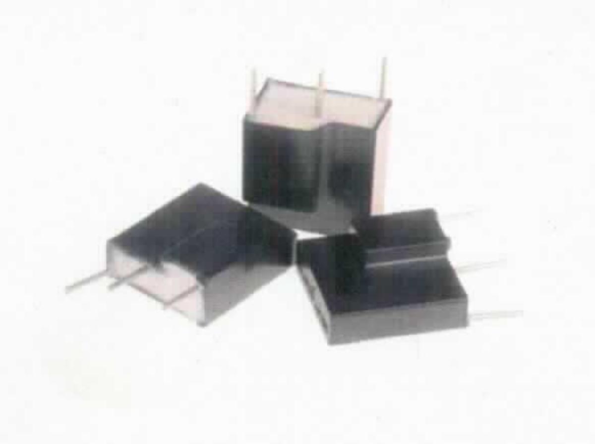 Spannungsabhängiger elektrischer Widerstand, Metall-Oxid-Varistor TFMOV15S511 (Abbildung siehe Anlage)
- mit eingebauter Thermosicherung in einem quaderförmigen Gehäuse mit drei elektrischen
  Anschlüssen ,
- mit einer Leistung von weniger als 20 W.

"Elektrischer Festwiderstand, kein Heizwiderstand, kein Kohlemasse- oder Kohleschichtfestwiderstand, für eine Leistung von 20 W oder weniger ; Varistor"