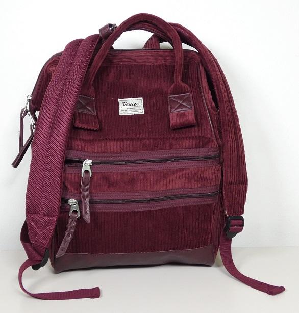 Rucksack, Foto siehe Anlage,
- mit einer flächenmäßig überwiegenden Außenseite aus Spinnstoffen (charakterbestimmend),
- am Bodenteil mit einer Außenseite aus Kunststofffolien,
- mit zwei gepolsterten, längenverstellbaren Rückentragegurten,
- mit zwei zusammenfassbaren Handtragegriffen,
- mit einem gepolsterten Rückenteil,
- an beiden Schmalseiten mit einem aufgesetzten, offenen Einsteckfach,
- an der Vorderseite mit zwei übereinander angeordneten, eingesetzten Reißverschlussfächern,
- das Hauptfach ist mit einem entlang des oberen Rands verlaufenden Reißverschluss versehen;
  durch zwei in den oberen Rand eingearbeitete Bügel aufklappbar,
- - gefüttert; innen mit zwei offenen Einsteckfächern und einem Reißverschlussfach ausgestattet,
- mit den Abmessungen: ca. 30 cm (Breite) x 40 cm (Höhe) x 16 cm (Tiefe),
- laut Antrag nicht handgearbeitet.

"Rucksack, mit Außenseite aus Spinnstoffen, nicht handgearbeitet"
