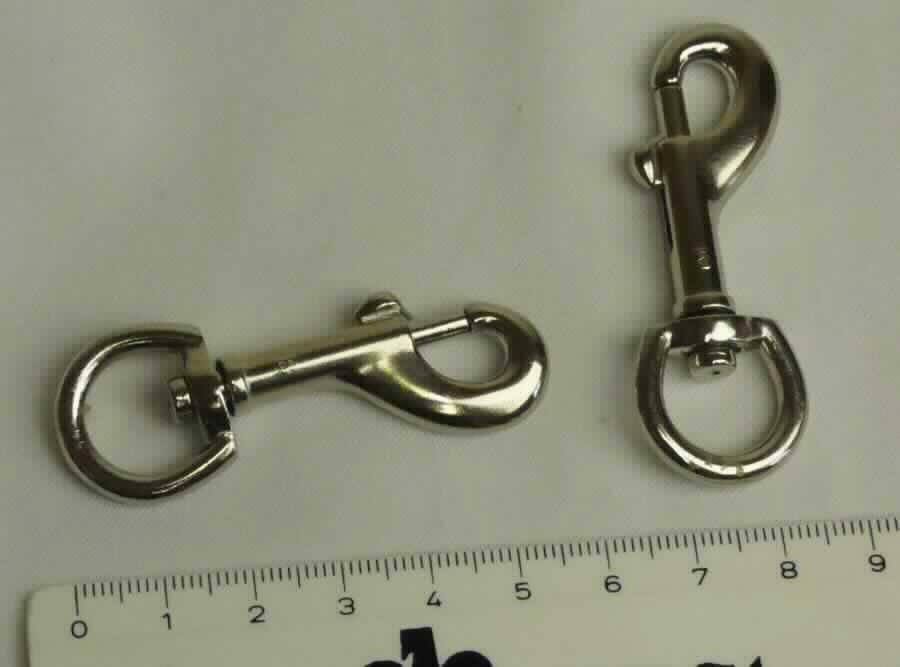 Es handelt sich um vollständig aus unedlem Metall gefertigte Erzeugnisse, bestehend aus einer nahezu kreisrunden Öse mit verbreiterter und gelochter Innenseite und aus einem Haken mit langem Schaft und Schutzmechanismus  gegen unbeabsichtigtes Aushaken (gefederter Schieberiegel). Die Öse und der Haken sind untrennbar und über die Vertikalachse frei drehbar miteinander verbunden.
Die Waren werden z. B. an Hundeleinen angebracht.
Länge: ca. 57 mm.

Abbildung siehe Anlage.

Derartige Erzeugnisse gehören als "Haken und Ösen aus unedlen Metallen, für Sattlerwaren und andere konfektionierte Waren" zur Codenummer 8308 1000 00 0 des Zolltarifs.