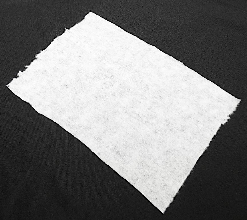Es handelt sich um ein einlagiges Vlies aus nicht versponnenen Fasern. Es besteht nach den Angaben der Antragstellerin aus 80 GHT papiermäßig aufgeschlossenem Zellstoff und 20 GHT Chemiefasern aus regenerierter Cellulose. Das Vlies soll zu im sanitären Bereich eingesetzten Feuchttüchern weiterverarbeitet werden und wird auf einer Doppelrolle mit einer jeweiligen Rollenbreite von 18,5 cm eingeführt.

Abbildung eines Probenabschnitts siehe Anlage.

Derartige Erzeugnisse gehören als "Vliese aus Zellstofffasern, von der im Haushalt oder zu sanitären Zwecken verwendeten Art, in Rollen mit einer Breite von 36 cm oder weniger, andere als in den Unterpositionen 4818 10 10 bis 4818 90 10 genannte" zum TARIC-Code 4818 90 90 00, da es sich zolltarifrechtlich um eine aus verschiedenen Stoffen zusammengesetzte Ware handelt, deren wesentlicher Charakter nach dem Gewicht durch den Papierhalbstoff bestimmt wird.