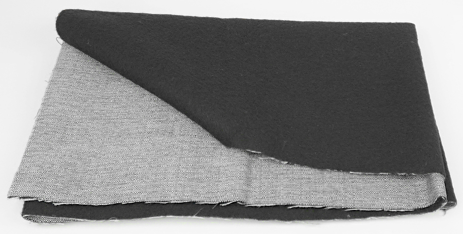 Textillaminat, sog. Möbelbezugsstoff, Art. Rio, Foto siehe Anlage,
- als Meterware, laut Antrag mit einer Breite von 140 cm,
- laut Untersuchungsergebnis:
-- aus zwei mit ihrer ganzen Fläche aufeinanderliegenden und so miteinander durch Kleben verbundenen
   Lagen:
--- mit einer Oberlage (Schauseite):
---- aus einem buntgewebten Gewebe (melierte Garne) in Musterbindung,
---- mit ungezwirnten, nicht hochfesten Garnen aus texturierten, synthetischen Filamenten (laut Antrag
     Polyester),
--- mit einer Unterlage:
---- aus einem Nadelfilz aus synthetischen Chemiefasern,
- das die Schauseite bildende Gewebe verleiht der Ware insbesondere im Hinblick auf die Bedeutung in
  Bezug auf die Verwendung als Möbelbezugsstoff ihren wesentlichen Charakter.


"Gewebe aus Garnen aus synthetischen Filamenten, anderes als in den Unterpositionen 5407 10 bis
 5407 44 genannte, mit einem Anteil an texturierten Polyester-Filamenten von mehr als 85 GHT,
 buntgewebt"