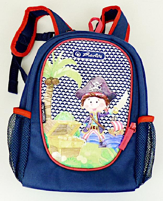 Rucksack, sog. Kindergarten-Rucksack, Foto siehe Anlage,
- mit einer flächenmäßig überwiegenden Außenseite aus Spinnstoffen (charakterbestimmend),
- an der Vorderseite teilweise mit einer Außenseite aus Kunststofffolie (annähernd ovaler Zuschnitt
  mit einem aufgedruckten Motiv),
- mit zwei gepolsterten Rückentragegurten und mit einem Brustgurt (alle längenverstellbar),
- an den Schmalseiten jeweils mit einem offenen, netzartigen Einsteckfach versehen,
- am oberen Rand mit einer Aufhängeschlaufe und einem angenähten Schlüsselring ausgestattet,
- das Hauptfach ist mit einem an drei Seiten umlaufenden Reißverschluss versehen,
- - gefüttert; innen mit einem aufgenähten Namensschild ausgestattet,
- mit den Abmessungen: ca. 21 cm (Breite) x 29 cm (Höhe) x 9 cm (Tiefe),
- ohne Hinweise auf Handarbeit.

"Rucksack, mit Außenseite aus Spinnstoffen, nicht handgearbeitet"