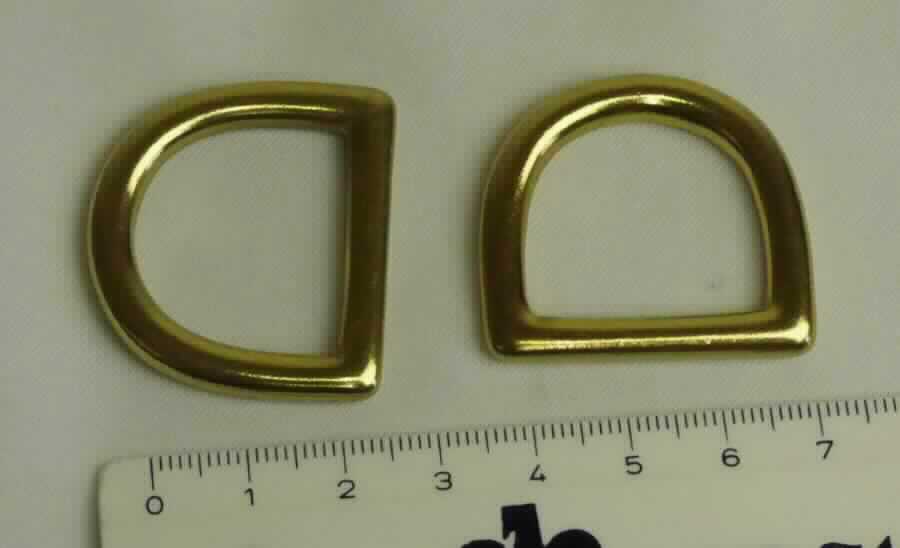 Es handelt sich um aus gebogenem Messingdraht gefertigte, annähernd D-förmige Ösen.
Die Erzeugnisse werden an einem Halsband oder einer Leine angebracht und dienen dazu, einen Haken (z. B. einen sog. Bolzenhaken) einzuhängen.
- Antragstellerangaben - 
Länge: ca. 35 mm; Breite: ca. 32 mm; Innenweite: ca. 25 mm.

Abbildung siehe Anlage.

Derartige Erzeugnisse gehören als "Ösen aus unedlen Metallen, für Sattlerwaren und andere konfektionierte Waren" zur Codenummer 8308 1000 00 0 des Zolltarifs.
