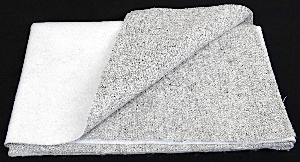 Textillaminat, sog. Möbelbezugsstoff, Art. Baltimore, Foto siehe Anlage,
- als Meterware, mit einer Breite von laut Antrag 145 cm,
- laut Untersuchungsergebnis:
-- aus zwei mit ihrer ganzen Fläche aufeinander liegenden und so miteinander durch Kleben verbundenen
   Lagen:
--- mit einer Oberlage (Schauseite):
---- aus einem buntgewebten Gewebe (melierte Garne) in Leinwandbindung,
---- aus ungezwirnten, nicht hochfesten Garnen aus texturierten, synthetischen Filamenten (laut Antrag
     Polyester),
--- mit einer Unterlage:
---- aus einem einfarbigen Nadelfilz aus synthetischen Chemiefasern,
- das die Schauseite bildende Gewebe verleiht der Ware insbesondere im Hinblick auf die Bedeutung in
  Bezug auf die Verwendung als Möbelbezugsstoff ihren wesentlichen Charakter.

"Gewebe aus Garnen aus synthetischen Filamenten, anderes als in den Unterpositionen 5407 10 bis
 5407 44 genannte, mit einem Anteil an texturierten Polyester-Filamenten von mehr als 85 GHT,
 buntgewebt"