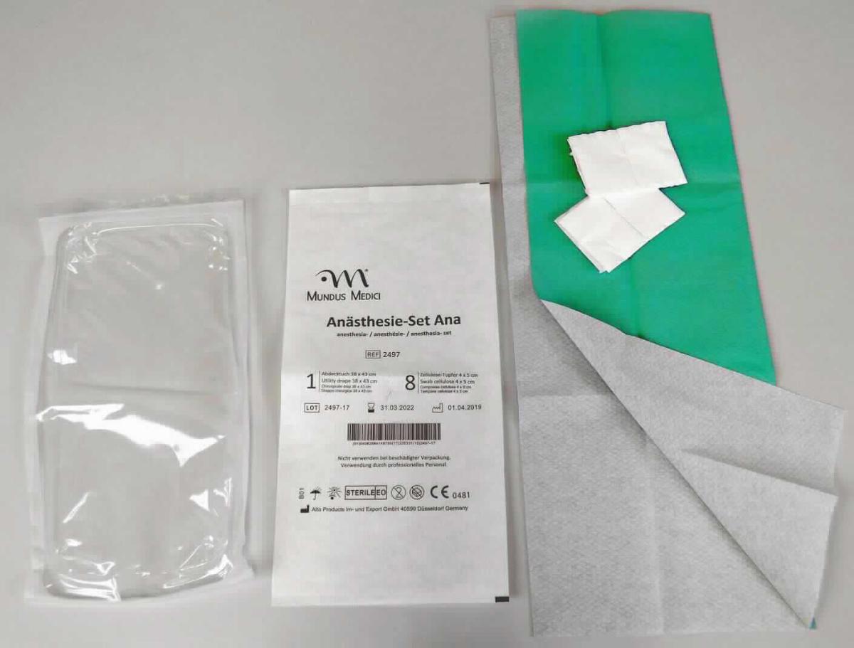 Set zu medizinischen Zwecken

Die Ware wird laut Angaben des Antragstellers als Anästhesie-Set in Arztpraxen und Kliniken verwendet.

Bei der Ware handelt es sich um eine Warenzusammenstellung, bestehend aus acht Zellulose-Tupfern (4 cm x 5 cm) und einem Abdecktuch (38 cm x 43 cm). Die Bestandteile sind in einer zweigeteilten, bedruckten und für den Einzelverkauf aufgemachten "Peel Off" - Packung steril verpackt. Die Ware wird zu 10x50 Sets kartonweise angeboten.

Es handelt sich bei der Ware um eine Warenzusammenstellung zu medizinischen Zwecken, deren Charakter nach Bedeutung und Anzahl durch die Tupfer bestimmt wird. Die Ware ist als anderes den Binden ähnliches Erzeugnis, in Aufmachung für den Einzelverkauf zu medizinischen Zwecken, in die Unterposition 3005 9099 der Kombinierten Nomenklatur einzureihen.