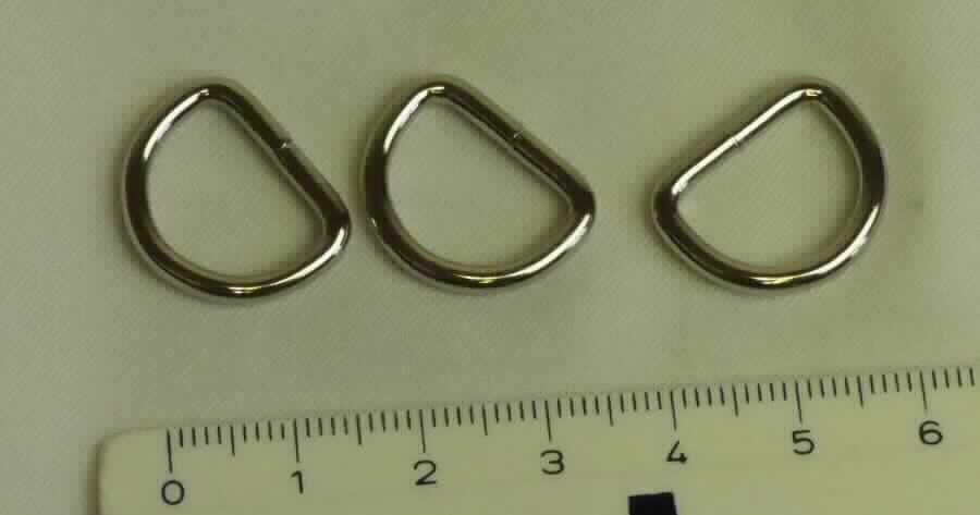Es handelt sich um aus gebogenem Stahldraht gefertigte, annähernd D-förmige Ösen.
Die Erzeugnisse werden an einem Halsband oder einer Leine angebracht und dienen dazu, einen Haken (z. B. einen sog. Bolzenhaken) einzuhängen.
- Antragstellerangaben - 
Länge: ca. 19 mm; Breite: ca. 15 mm; Innenweite: ca. 14 mm.

Abbildung siehe Anlage.

Derartige Erzeugnisse gehören als "Ösen aus unedlen Metallen, für Sattlerwaren und andere konfektionierte Waren" zur Codenummer 8308 1000 00 0 des Zolltarifs.