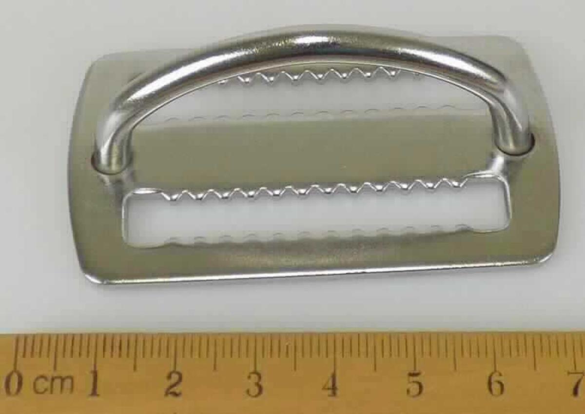Es handelt sich um aus gebogenem Stahldraht gefertigte, halbkreisförmige Ösen (Durchmesser: etwa 6 cm), die an einer mit zwei länglichen Lochungen mit wellenförmigen Rändern versehenen, rechteckigen Platte (Abmessungen: etwa 6,5 cm x 4 cm) befestigt sind.
Die Erzeugnisse werden beim Tauchen an einem Gurtband befestigt und dienen der Befestigung von Zubehör.
- Antragstellerangaben -

Abbildung siehe Anlage.

Derartige Erzeugnisse gehören als "Ösen aus unedlen Metallen, für andere konfektionierte Waren" zum TARIC-Code- 8308 1000 00.