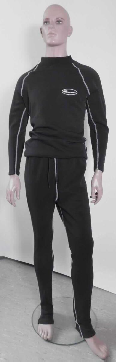 Tauchset, sog. Unterzieher zum Tauchen, Größe S, Foto siehe Anlage,
- zweiteilige Zusammenstellung, bestehend aus einer Kombination (pulloverähnliches Kleidungsstück mit langer 
  Hose) und einer sog. Packtasche,
- beide Kleidungsstücke sind gemeinsam in der sog. Packtasche verpackt; alle Teile sind zusammen in einem 
  Polybeutel für den Einzelverkauf aufgemacht; die sog. Packtasche stellt sich weder als Behältnis i. S. d. AV 5 a) 
  noch als übliche Verpackung i. S. d. AV 5 b) dar,
- keine Einreihung als Warenzusammenstellung i. S. d. AV 3 b), da die Waren weder der Befriedigung eines 
  speziellen Bedarfs noch der Ausübung einer bestimmten Tätigkeit dienen, somit getrennte Einreihung aller 
  Bestandteile,
- Kombination:
-- aus ca. 1,2 mm dicken, einfarbigen, einseitig (Innenseite) gerauten Gewirken aus laut Antrag 94 % Polyester und 
   6 % Elasthan (beides synthetische Chemiefasern),
-- vollständig aus ein und demselben Flächenerzeugnis hergestellt, 
-- mit kontrastfarbenen Nähten,
-- ohne Öffnung und ohne Verschluss, ohne Hinweise auf den Trägerkreis (unisex),
-- u. a. aufgrund der fehlenden Verengung an den Ärmelabschlüssen des Oberteils kein Trainingsanzug,
-- wird laut Antrag als sog. Unterzieher beim Tauchen unter einem Trockentauchanzug getragen,
-- Pulloverähnliches Kleidungsstück:
--- u. a. aufgrund der Gewirkedicke kein Unterziehpulli,
--- über den Schritt reichend (Rückenlänge: ca. 75 cm), 
--- mit einem angesetzten, ca. 5 cm hohen Kragen,
--- mit langen Ärmeln,
--- im Brustbereich mit einem Aufdruck von geringem Umfang, der sich auf der Hose nicht wiederholt,
--- am unteren Rand und an den Ärmelenden durch Umschlagen und Festnähen gesäumt,
-- lange Hose:
--- in der Taille abschließend, mit einem angesetzten, elastischen Taillenbund mit Tunnelzug,
--- mit knöchellangen Hosenbeinen; im Fersenbereich mit einer runden Aussparung,
--- an den Beinabschlüssen durch Umschlagen und Festnähen gesäumt.

"Kombination, aus Gewirken, für Frauen, synthetische Chemiefasern"