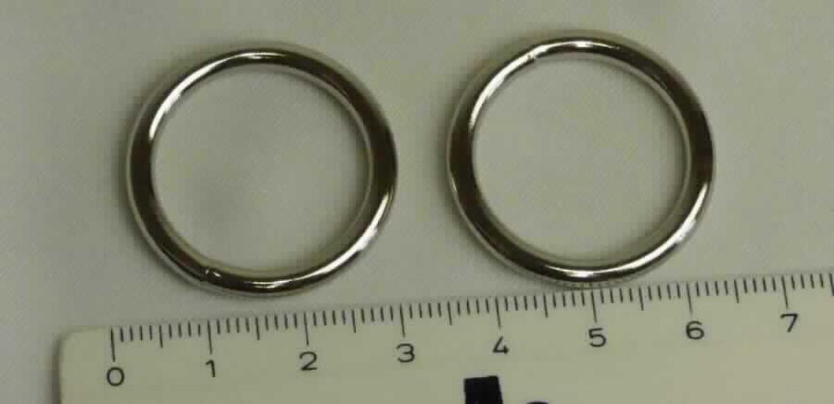 Es handelt sich um aus gebogenem Stahldraht gefertigte Ösen mit kreisrundem Querschnitt und einem äußeren Durchmesser von ca. 28,6 mm. 
Die Erzeugnisse werden z. B. an einem Halsband oder einer Leine angebracht und dienen dazu, einen Haken (z. B. einen sog. Bolzenhaken) einzuhängen. 
- Antragstellerangaben -

Abbildung siehe Anlage.

Derartige Erzeugnisse gehören als "Ösen aus unedlen Metallen, für Sattlerwaren und andere konfektionierte Waren" zur Codenummer 8308 1000 00 0 des Zolltarifs.