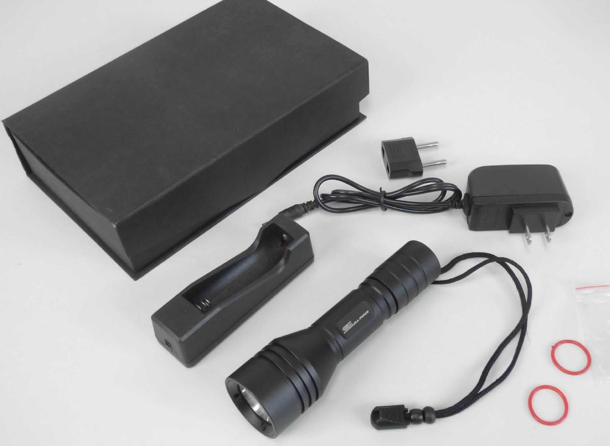 Taucherleuchte "Power Light II" (Abbildung s. Anlage)
- aus einem stabförmigen, wasserdichten Aluminiumgehäuse mit Leuchtkopf mit Reflektor
  und eingebauter LED, Batteriefach, eingelegtem Akkumulator und Magnetschalter, 
  Länge ca. 134 mm, Durchmesser (Leuchtkopf) ca. 40 mm,
- zur Verwendung als tragbare Leuchte (so gebaut, dass sie während der Verwendung
  in der Hand gehalten wird),
- zusammen mit Beipack (AC-Ladegerät, Adapterstecker, Gummiringe) in einer Hartbox 
  mit Einlage aus Schaumstoff und Magnetverschluss zum dauerhaften Gebrauch aufgemacht.
Der Charakter der Warenzusammenstellung wird durch die tragbare elektrische Leuchte bestimmt.

"Tragbare elektrische Leuchte zum Betrieb mit eigener Stromquelle, kein Beleuchtungsgerät der Position 8512 (tragbare elektrische Leuchte in Warenzusammenstellung in Aufmachung für den Einzelverkauf mit nicht charakterbestimmendem Beipack, in einer zum dauerhaften Gebrauch geeigneten Box)"
