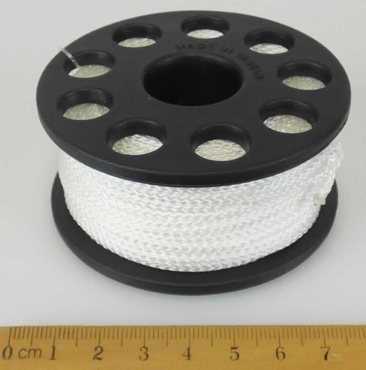 Bindfaden, sog. Rad mit aufgewickelter Leine/ Spool/ 30 Meter, Foto siehe Anlage, 
- als Meterware, laut Antrag auf einer Spule mit einer Länge von 30 m, 
- aus einem Rundgeflecht mit enger Flechtweise und festem Gefüge, 
- aus synthetischen Chemiefasern (laut Antrag Nylon), 
- mit einer Seele aus Spinnstoffen, 
- mit einem Durchmesser von ca. 2 mm und einem Titer von ca. 18400 dtex, 
- laut Antrag u. a. zum Setzen von Bojen oder Befestigung eines Hebesacks beim Tauchen zu verwenden.

"Bindfaden, geflochten, mit Kunststoff überzogen, aus synthetischen Chemiefasern, aus Nylon, mit einem Titer von 
 weniger als 50.000 dtex"