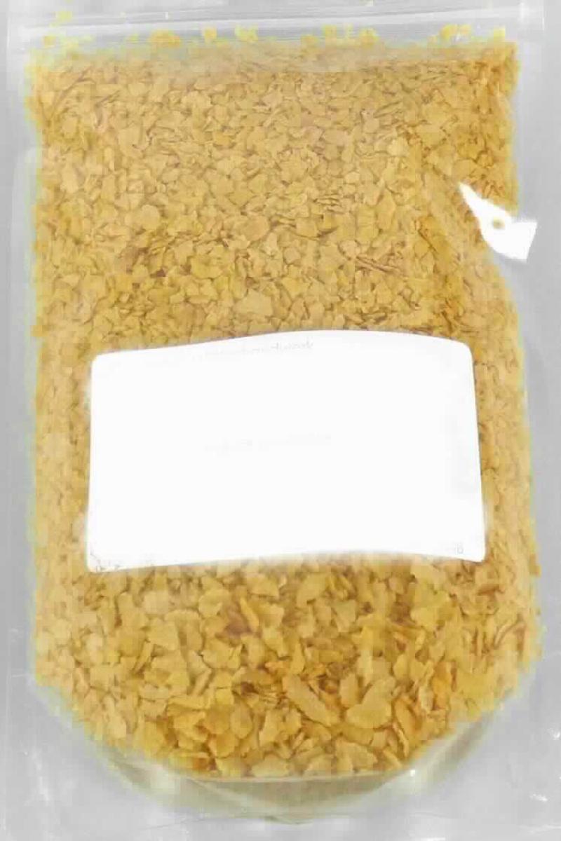 Zerkleinerte Cornflakes

Ein Warenmuster (nicht in Originalumschließung) und eine Produktspezifikation lagen vor.

Demzufolge handelt es sich um gelbbraune, gebrochene, unregelmäßig geformte Stücke von Cornflakes mit arttypischer Zusammensetzung (siehe Feld 8) und arttypischem Geschmack, die als Zwischenerzeugnis der Lebensmittelindustrie in diversen Verpackungsgrößen gehandelt werden.

Kakao nach den Antragsangaben nicht enthalten

Lebensmittel, durch Aufblähen oder Rösten von Getreide oder Getreideerzeugnissen hergestellt, auf der Grundlage von Mais, zerkleinerte Cornflakes.