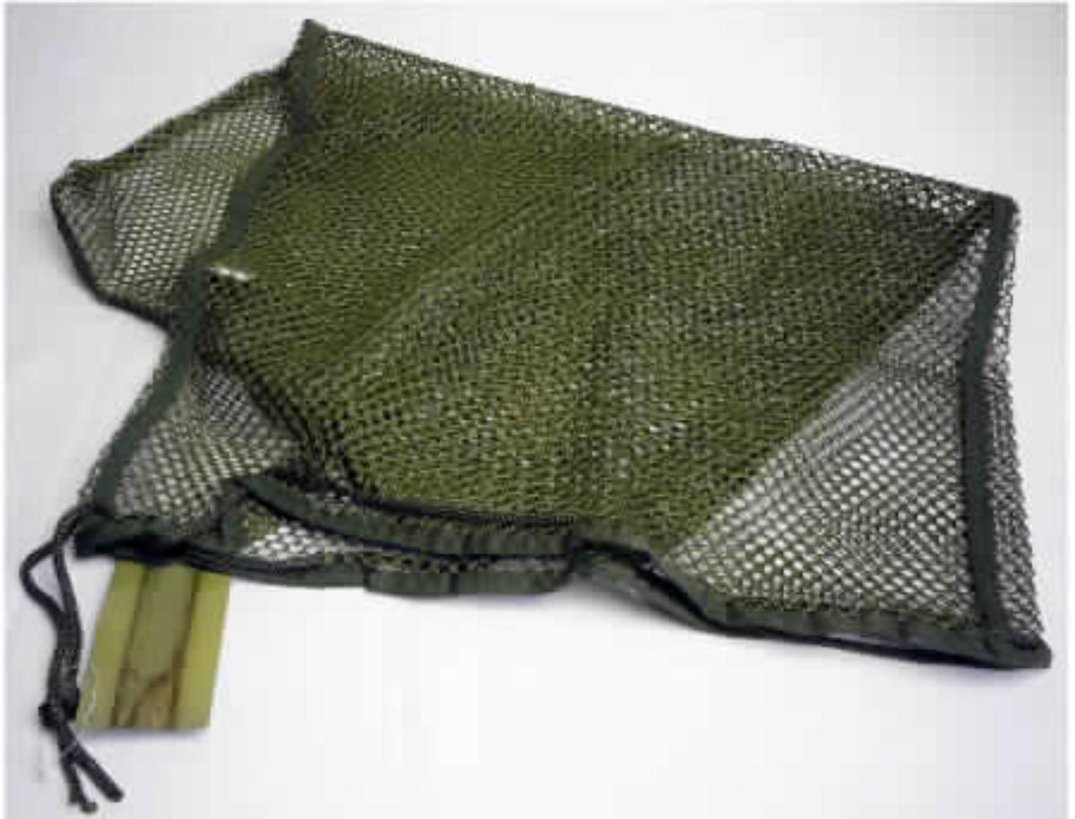 Konfektioniertes Netz, sog. Wäschesack Netz, Foto siehe Anlage,
- laut Antrag:
-- rechteckig, in den Abmessungen: 50 cm x 75 cm,
-- aus ca. 1,1 mm dicken, einfarbigen Kettengewirken aus 100 % Polyester (synthetische Chemiefasern); mit   
   offenen, nicht verschiebbaren Zellen,
-- am oberen Rand offen; mit einem verengenden Kordelzug ausgestattet,
-- entlang der Ränder mit einem aufgenähten, gewebten Band versehen,
- durch Zusammenfügen konfektioniert,
- dient laut Antrag der Aufnahme von Wäsche; aufgrund der Verwendung kein Sack oder Beutel zu Verpackungs-
  zwecken im Sinne der Position 6305, 
- stellt sich nicht als Behältnis der Position 4202 dar, da die Ware weder namentlich im Positionswortlaut genannt, 
  noch einem der dort genannten Behältnisse ähnlich ist.

"Konfektioniertes Netz (Wäschenetz), aus synthetischen Spinnstoffen, aus Polyester"
