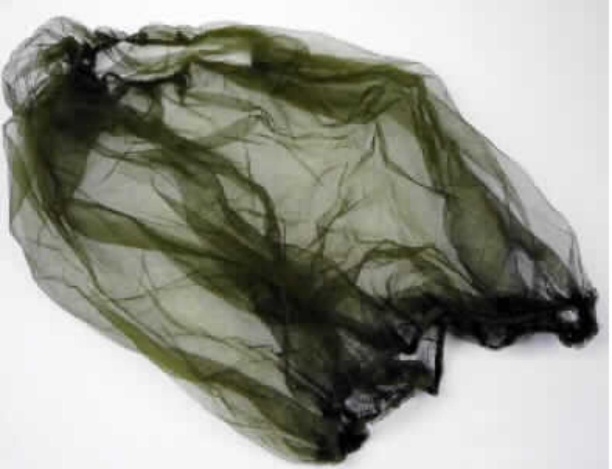 Konfektioniertes Netz, sog. US GI Moskito-Kopfnetz, Foto siehe Anlage,
- laut Antrag:
-- schlauchförmig, mit einer Höhe von ca. 48 cm,
-- zum Tragen über dem Hut, weit und locker über dem Kopf liegend, bis zum Hals reichend,
-- aus netzartigen, undichten Kettengewirken aus synthetischen Spinnfasern (100 % Nylon), mit offenen, 
   nicht verschiebbaren Zellen,
-- am oberen und unteren Ende offen, jeweils mit einem Tunnelzug und einem eingezogenen, elastischen, 
   gewebten Band verengt, 
- durch Zusammenfügen konfektioniert,
- keine der menschlichen Kopfform angepasste, eng anliegende Form aufweisend, somit keine Kopfbedeckung
  des Kapitels 65.

"Konfektioniertes Netz, aus synthetischen Spinnstoffen, kein Fischernetz, aus Nylon, nicht aus Bindfäden, 
 Seilen oder Tauen"