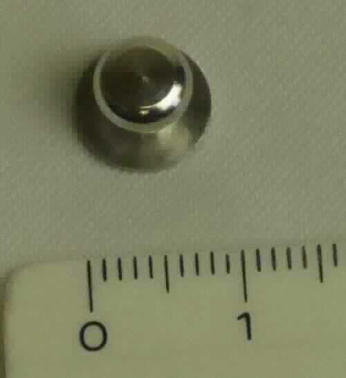 Es handelt sich um aus einer Kupfer-Zink-Legierung mit gewichtsmäßig vorherrschendem Kupfergehalt (Messing) gefertigte, einseitig geschlossene Muttern, die an einem Ende mit einem metrischen Innengewinde (M3) und einem "Kragen" ausgestattet sowie am anderen Ende kugelförmig ausgearbeitet sind.
Die Erzeugnisse werden mit einer Schraube (nicht Gegenstand dieser vZTA) z. B. an Hundegeschirren angebracht und dienen dort zusammen dem Verstellen und Befestigen von Laschen.
Gesamtlänge: ca. 6,5 mm, maximaler Durchmesser: ca. 9 mm.
- Antragstellerangaben -

Abbildung siehe Anlage.

Derartige Erzeugnisse gehören als "den Muttern ähnliche Waren aus Kupfer, mit Gewinde" zur Codenummer 7415 3900 00 0 des Zolltarifs.