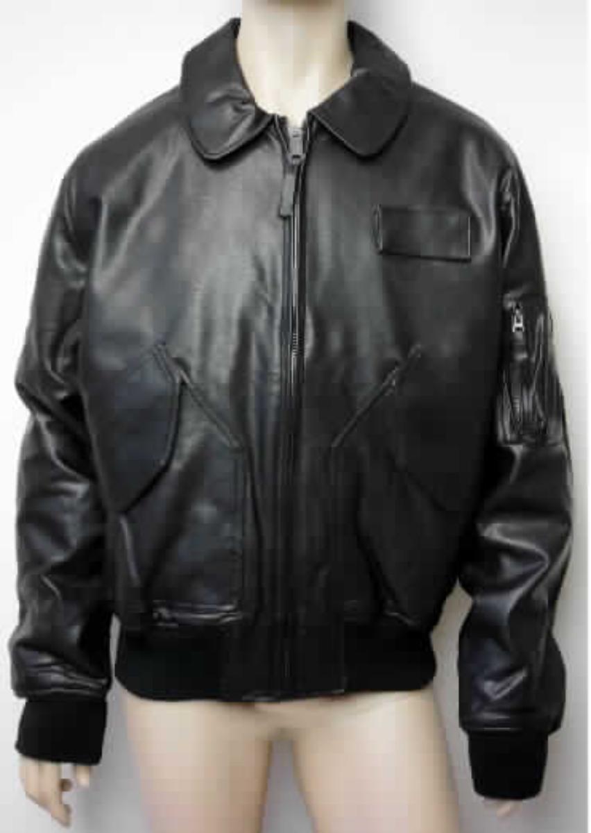 Blouson, sog. US Fliegerjacke CWU, Größe XL, Foto siehe Anlage,
- laut Antrag:
-- aus einem gefärbten und geschmirgelten Gewebe in Köperbindung, das auf der Außenseite mit geprägtem 
   Kunststoff (Polyurethan; Zellstruktur erkennbar) überzogen ist; das Gewebe ist dicht und dicker (ca. 5/9 der 
   Gesamtdicke) als der Zellkunststoff und dient damit nicht nur der Verstärkung (Meterware der Position 5903, 
   damit keine Ware der Position 4203), 
-- durchgehend wattiert, abgesteppt gefüttert,
-- über die Taille reichend (Rückenlänge: ca. 70 cm), 
-- mit einem Umlegekragen,
-- vorn mit einer durchgehenden Öffnung mit Reißverschluss,
-- mit langen Ärmeln, die über den unteren Rand des Kleidungsstücks hinausreichen; an den Ärmelenden mit 
   gerippt gewirkten Bündchen ausgestattet,
-- mit diversen ein- und aufgesetzten Taschen, teilweise mit Reißverschluss und unterhalb der Taille,
-- am unteren Rand mit einem teilweise gerippt gewirkten, verengenden Bund,
- ohne Hinweise auf den Trägerkreis (unisex).

"Kleidung (Blouson) aus Erzeugnissen der Position 5903, aus Geweben, für Frauen"