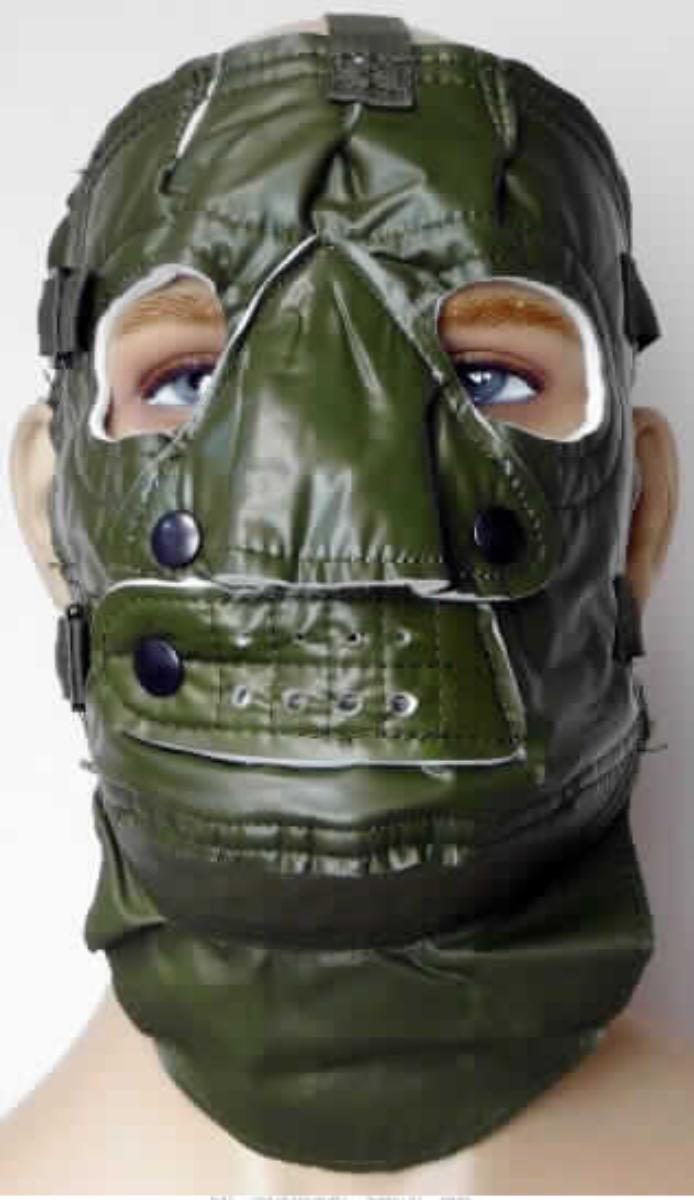 Gesichtsmaske, sog. US GI Kälteschutzmaske, Foto siehe Anlage,
- laut Antrag:
-- das gesamte Gesicht, einschließlich des Kinns bedeckend, der Gesichtsform entsprechend zugeschnitten und 
   zusammengenäht,
-- in den Abmessungen: ca. 25 cm x 33 cm (flachliegend gemessen),
-- dreilagig gearbeitet; mit einer Außenlage aus einer Folie aus Kunststoff (Polyvinylchlorid) mit einem vollständig 
   eingebetteten Gewebe (Meterware des Kapitels 39) und zwei Innenlagen aus jeweils einem ca. 1,4 mm dicken, 
   einfarbigen Filz aus Polyamid (synthetische Chemiefasern), 
-- mit Öffnungen für die Augen sowie mit einer Nasen- und einer Mundöffnung, jeweils von einer Lasche mit 
   Druckknopfverschluss verdeckt,
-- unterhalb des Kinns im Bereich des Halses mit einem angenähten zweilagigen Zuschnitt aus der Kunststofffolie,
-- mit angenähten, gewebten Bändern, die über den Hinterkopf geführt und seitlich mit Druckknöpfen befestigt 
   werden,
-- dient als Kälteschutz,
- insbesondere im Hinblick auf die Verwendung als Kälteschutzmaske bestimmen die beiden Innenlagen aus Filz
  den Charakter der Ware, damit keine Ware der Position 3926.

"Andere konfektionierte Ware (Kälteschutzmaske) aus Spinnstoffen, aus Filz"