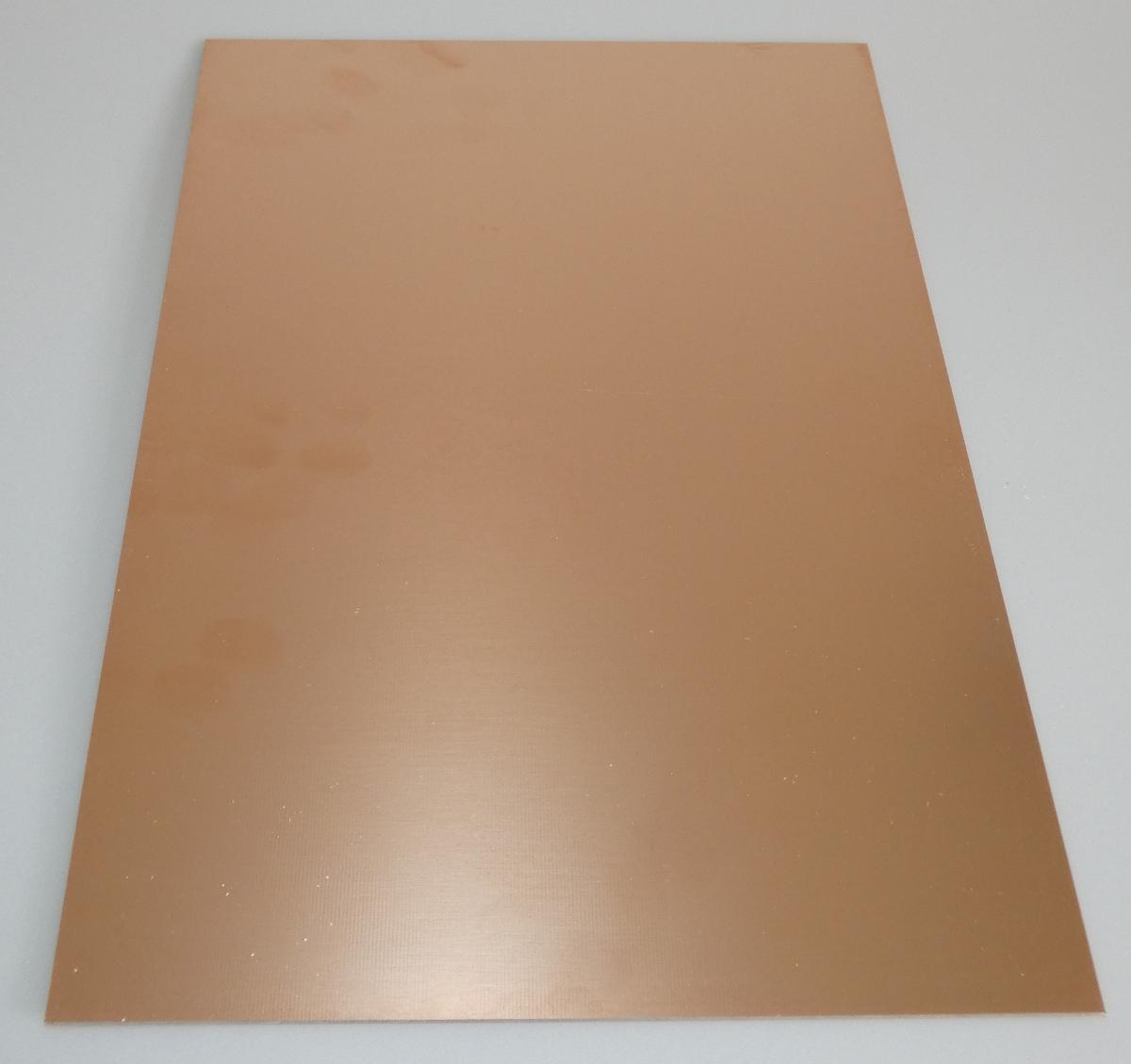 Folie aus raffiniertem Kupfer

Bei der Ware handelt es sich um eine beidseitig mit raffiniertem Kupfer beschichtete Kunststoffplatte aus einem Epoxid-Glas-Gewebe. Die Platte hat eine Gesamtdicke von 1,5 mm, die Kupferschicht beträgt den Angaben nach jeweils 35 µm.
Die Ware dient zur Herstellung von Leiterplatten.
Die beiden Lagen aus raffiniertem Kupfer sind für die Ware charakterbestimmend.

Die Ware ist als Folien und dünne Bänder, aus Kupfer (auch bedruckt oder auf Papier, Pappe, Kunststoff oder ähnlichen Unterlagen), mit einer Dicke (ohne Unterlage) von 0,15 mm oder weniger, auf Unterlage, aus raffiniertem Kupfer, andere, in den TARIC-Code 7410 2100 90 einzureihen.