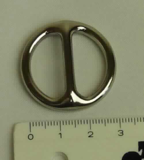 Es handelt sich um kreisrunde Ringe aus unedlem Metall, mit einem äußeren Durchmesser von ca. 32,5 mm, die mit einer Querstrebe sowie einem Markennamen versehen sind.
Die Erzeugnisse werden an Halsungen für Hunde angebracht und dienen als sog. Stoppringe dem stufenlosen Verstellen.
- Antragstellerangaben -

Abbildung siehe Anlage.

Derartige Erzeugnisse gehören als "den Schnallen ähnliche Waren aus unedlen Metallen, für Sattlerwaren" zur Codenummer 8308 9000 90 0 des Zolltarifs.