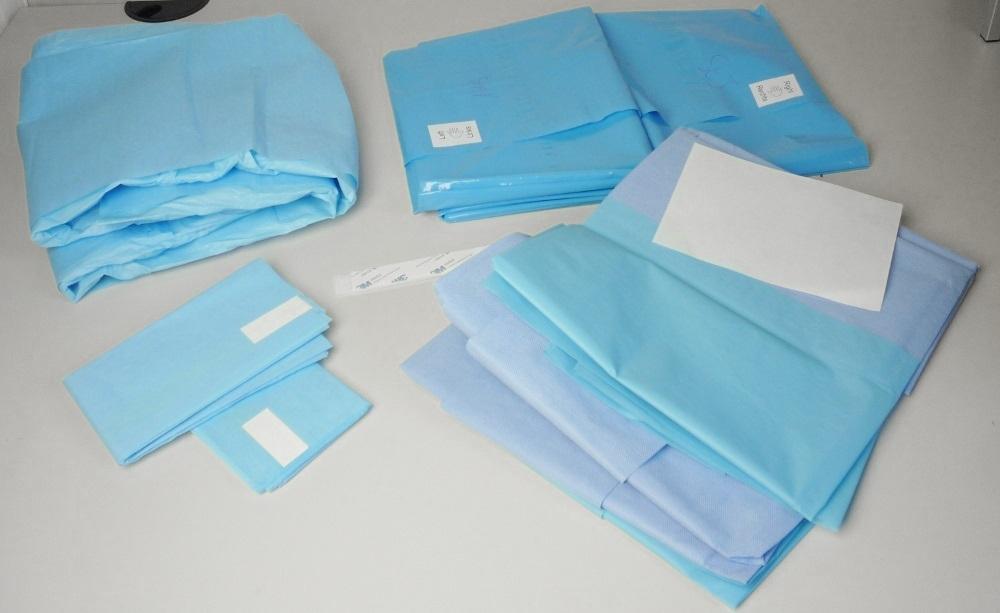 Den Binden der Position 3005 ähnliches Erzeugnis; Abdeckungsset für
Katarakt-Operationen

Bei der vorgelegten Ware handelt es sich um eine Warenzusammenstellung bestehend aus
folgenden aufeinander abgestimmten Komponenten zur Durchführung einer Augenoperation
(Katarakt-OP):

1x Tischabdeckung aus blauem PU-Vlies (150 cm x 130 cm)
2x Armlehnenbezüge mit Klebeschicht aus blauem PU-Vlies (75 cm x 35 cm)
1x Klettverschlussband (25 cm)
1x Augentuch mit Inzisionsfenster und Klebeschicht (196 cm x 279 cm)
1x Mayo Cover (145 cm x 80 cm)

Das Set ist in einer sterilen Sichtverpackung für den Einzelverkauf zu medizinischen
Zwecken aufgemacht und wird zu je 15 Einheiten in Kartons verpackt gehandelt.
Das Augentuch wird auf Grund des Verwendungszwecks sowie der Größe als charakterbestimmend angesehen.

Die Ware ist als den Binden ähnliches Erzeugnis, in Aufmachung für den Einzelverkauf zu medizinischen Zwecken, andere Ware mit Klebeschicht, in die Unterposition 3005 1000 der Kombinierten Nomenklatur einzureihen.