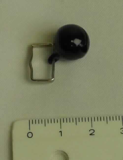 Es handelt sich um Schellen aus unedlem Metall (Durchmesser: etwa 12 mm), die mit einem Farbüberzug versehen und am oberen Ende mit einer nahezu rechteckigen  Aufhängevorrichtung aus unedlem Metall ausgestattet sind. Die Erzeugnisse weisen in der unteren Hälfte Aussparungen auf und sind im Inneren mit einer kleinen Kugel ausgestattet, die durch Bewegung ein Geräusch erzeugt. Die Schellen sind zur Befestigung an Tierhalsbändern bestimmt.  
- Antragstellerangaben - 

Abbildung siehe Anlage. 

Derartige Erzeugnisse gehören als "Glocken und ähnliche Waren, nicht elektrisch, aus unedlen Metallen" zur Codenummer 8306 1000 00 0 des Zolltarifs.