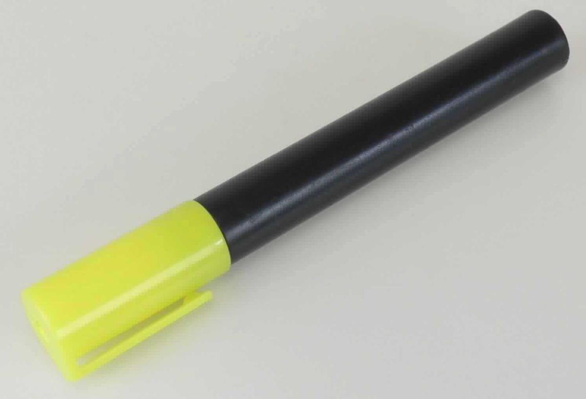 Bei dem sog. "Kreidestifte Set", handelt es sich um einen Stift mit poröser Spitze. 
Der Markierstift aus Kunststoff besitzt eine abnehmbare Schutzkappe mit Halteclip und schreibt mit Kreidepigmenten versehener Tinte. Der Stift ist zu acht Stück in unterschiedlichen Farben in einer Kunststoffhülle verpackt.

Das Erzeugnis ist ca. 13,5 cm lang und speziell zum Schreiben auf glatten Oberflächen vorgesehen.

Die Ware wird als "Schreiber und Markierstift, mit Filzspitze oder anderer poröser Spitze" eingereiht.