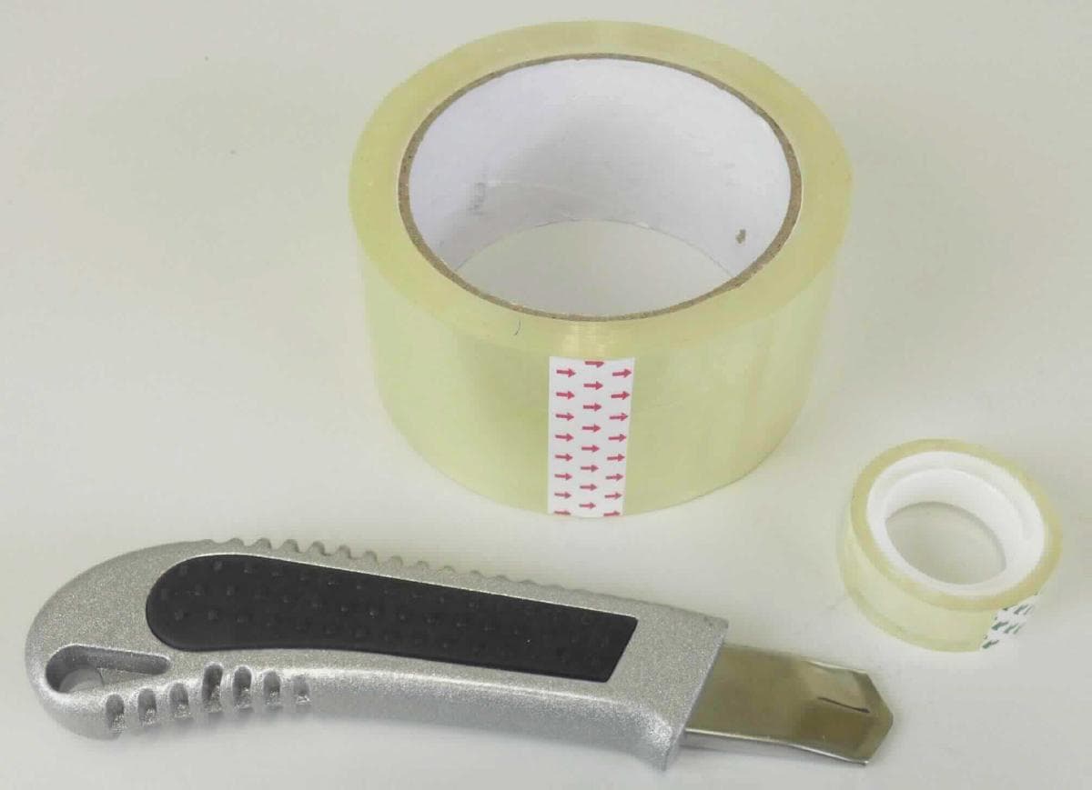 Angaben des Antragstellers:
Set, bestehend aus 6 Rollen Paketklebeband aus Kunststoff (mit Acrylat-Klebstoff) auf Rolle (Länge: 66 m, Breite: 50 mm), 1 Rolle Paketklebeband aus Kunststoff auf Rolle (Länge: 10 m, Breite: 15 mm) sowie einem Kunststoff-Cuttermesser mit Abbrechklinge

Feststellungen an einem Warenmuster:
Es wurde ein selbstklebendes Band aus Kunststoff (Breite: ca. 48 mm) auf einer Papprolle aufgerollt, ein selbstklebendes Band aus Kunststoff (Breite: ca. 15 mm) auf einer Kunststoffspule aufgerollt sowie ein Cuttermesser vorgelegt. Nach den vorliegenden Informationen sind 6 der größeren Bänder zusammen mit einem kleineren Klebeband und einem Cuttermesser zusammen verpackt und für den Einzelverkauf aufgemacht.

Befund:
Für die vorliegende Warenzusammenstellung sind die selbstklebenden Bänder aus Kunststoff im Hinblick auf die Menge, den Wert und die Bedeutung für die Verwendung charakterverleihend. Es liegen selbstklebende Bänder aus Kunststoff der Unterposition (KN) 3919 1080 vor.