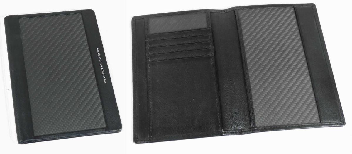 Brieftaschenähnliches Behältnis, Taschen- oder Handtaschenartikel, sog. Passhülle aus Carbon (Artikelnummer
4090002599), Foto siehe Anlage,
- mit einer Außenseite überwiegend aus dunkelgrauen Geweben aus Kohlenstofffasern (laut Antrag Carbonfasern), 
  die auf der Außenseite mit einer klarsichtigen Kunststofffolie überzogen sind,
- - das Überziehen mit der Kunststofffolie ist mit dem bloßen Auge nicht wahrnehmbar,
- mit einer Randeinfassung aus Leder,
- die Gewebe aus Kohlenstofffasern bestimmen nach dem Umfang den wesentlichen Charakter der Außenseite,
- vorn mit einem Markennamen bedruckt,
- aufklappbar, ohne Verschluss,
- - auf beiden Innenseiten jeweils mit einem großen, offenen Einsteckfach, links zusätzlich mit fünf aufgesetzten,
    offenen Einsteckfächern im Kreditkartenformat, 
- in den Abmessungen (geschlossen): ca. 10 cm (Breite) x 14 cm (Höhe) x 0,5 cm (Tiefe),
- ohne Hinweise auf Handarbeit.

"Brieftaschenähnliches Behältnis, Taschen- oder Handtaschenartikel, mit einer anderen Außenseite als in den 
 Unterpositionen 4202 3100 bis 4202 3290 genannte, nicht handgearbeitet"