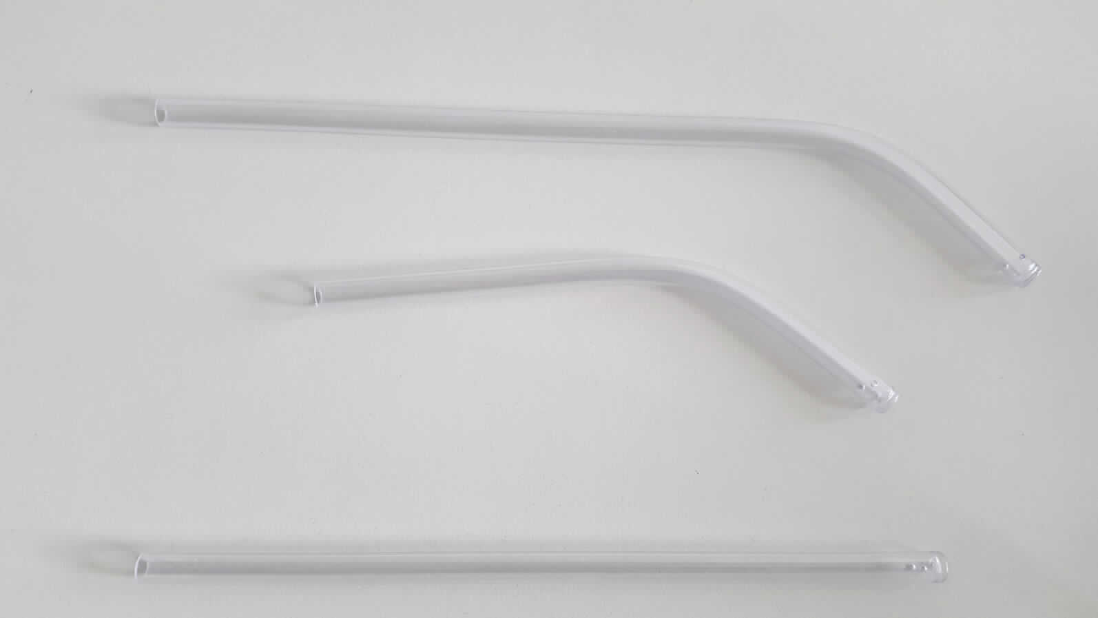 99.000.09.132 Saugansatz Orthopädie, 20 cm L, 99.000.09.133 Saugansatz Orthopädie, 15 cm L und 99.000.09.134 Saugansatz Orthopädie, 23 cm L, jeweils mit 8 mm Durchmesser und zwei seitlichen Augen, drei Modelle von Absaugkanülen mit seitlicher Lochung und Abflachung des Lumens an der Spitze. Die Waren stellen sich als abgewinkelte, bzw. gerade, medizinische Absaugkanülen aus Kunststoff dar, die nach Anschluss an ein medizinisches Absauginstrument von Ärzten zum Absaugen von Blut und Sekreten während orthopädischer Eingriffe verwendet werden.
Zur äußeren Form siehe Abbildung in Anlage.

Die Waren werden als "medizinische Kanüle (Absaugkanüle)" eingereiht.