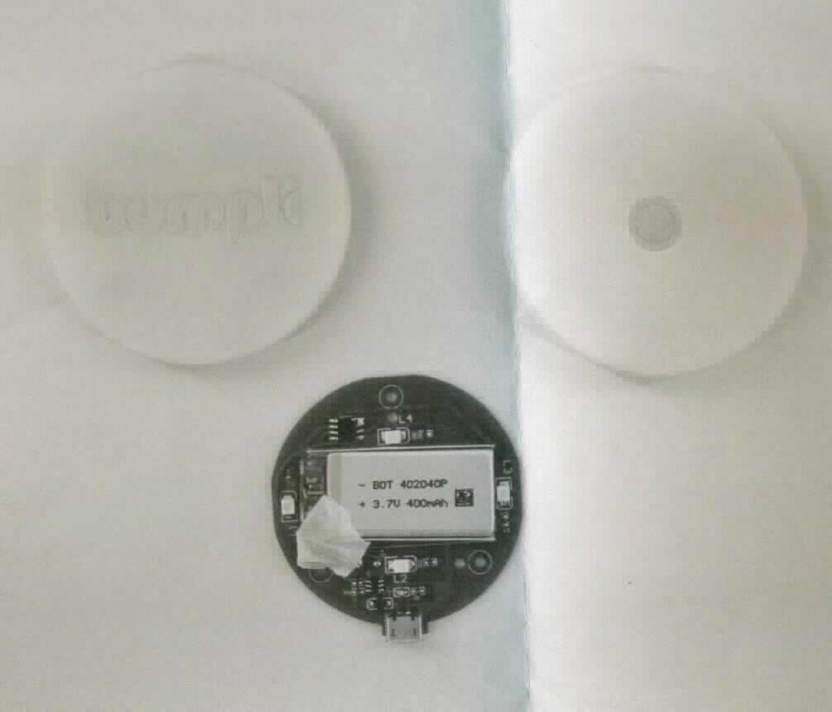 LED-Untersetzer für  Trinkgefäße "Bumpli1" (Abbildung ohne Silikonhohlkörper s. Anlage)
- aus einem zylindrischen, becherförmigen hohlen Silikonkörper (Abmessungen 69 x 45 mm),
  in den ein rundes, flaches LED-Beleuchtungsmodul (s. Anlage, Abmessungen 65 x 10 mm) 
  aus einer mit LED, Timer und weiteren elektrischen Komponenten bestückten Platine in 
  einem Gehäuse mit integriertem Akkumulator, Mini-USB Ladeanschluss und Druckschalter 
  eingelegt ist, mit zwei Leuchtstufen (mobiles Nachtlicht oder helleres Orientierungslicht),
- zur Verwendung als tragbare Leuchte (so gebaut, dass sie während der Verwendung an 
  einem tragbaren Gegenstand -hier Flasche- befestigt werden kann),
- in einer gemeinsamen Verkaufsverpackung mit Ladekabel.
Der Charakter der Warenzusammenstellung wird durch die tragbare Leuchte bestimmt.

"Tragbare elektrische Leuchte zum Betrieb mit eigener Stromquelle, kein Beleuchtungsgerät der Position 8512 (Warenzusammenstellung in Aufmachung für den Einzelverkauf aus charakterbestimmender tragbarer Leuchte und Ladekabel)"