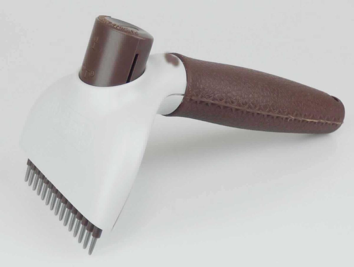 Bei der Ware "Entwirrungsstriegel / selbstreinigend, Art. 65565, 65564" handelt es sich um einen Kamm zur Tierpflege (mit 15 bzw. 20 Zinken). Der Striegelkopf, besteht aus einem mit Metallzinken (aus rostfreiem Edelstahl) bestückten Kammrücken aus Kunststoff. 
Das aus Metall (charakterbestimmendes Material insbesondere aufgrund der Bedeutung für die Verwendung) und Kunststoff bestehende Erzeugnis ist aufgrund seiner Form und Beschaffenheit erkennbar zur Pflege von Tieren bestimmt. Es dient der Pflege der Unterwolle, zum Entfilzen sowie Ausdünnen und entfernt das abgestorbene Haar. Am Striegelkopf befindet sich ein Schiebemechanismus zur Reinigung.

Die verpackte Ware ist als "Frisierkamm aus Metall" einzureihen.