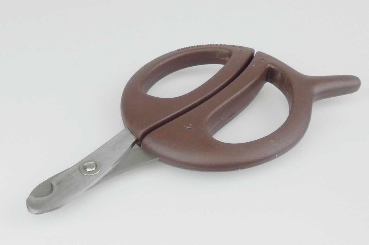 "Krallenschere";

- in Form einer Schere aus Stahl, bestehend aus zwei um einen Stift x-förmig beweglich 
  gelagerten Scherenarmen mit abgerundeter Spitze und Einkerbungen; die Enden der 
  Scherenarme sind zur leichteren Handhabung jeweils zu einer Öse aus Kunststoff zum 
  Durchstecken von Fingern ausgearbeitet

- Länge: ca. 14 cm

- zum Schneiden von Krallen von kleinen Hunden, Katzen, Vögel und Kleintieren bestimmt

- auf einer Pappunterlage mit produktbezogenen Hinweisen aufgeblistert

Abbildung siehe Anlage.

Derartige Erzeugnisse gehören als "Scheren, mit arbeitendem Teil aus unedlem Metall" 
zur Codenummer 8213 0000 00 0 des Zolltarifs.
