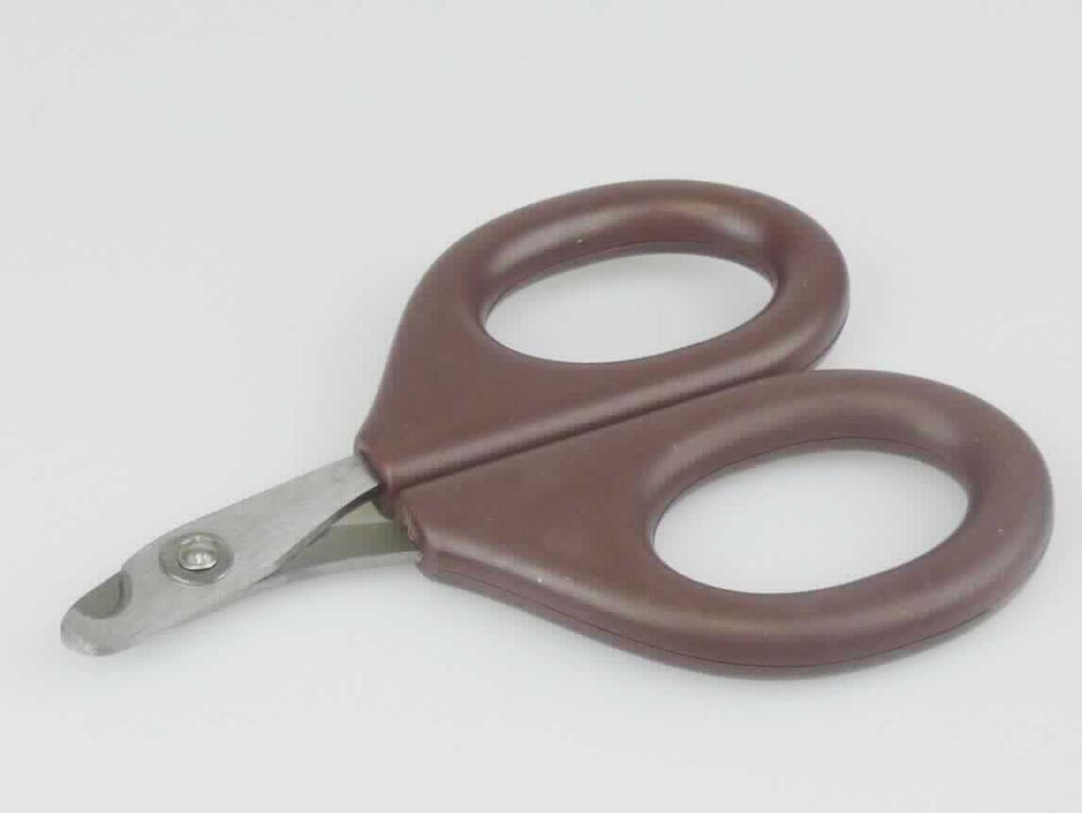 "Krallenschere";

- in Form einer Schere aus Stahl, bestehend aus zwei um einen Stift x-förmig beweglich 
  gelagerten Scherenarmen mit abgerundeter Spitze und Einkerbungen; die Enden der 
  Scherenarme sind zur leichteren Handhabung jeweils zu einer Öse aus Kunststoff zum 
  Durchstecken von Fingern ausgearbeitet

- Länge: ca. 10 cm

- zum Schneiden von Krallen von kleinen Hunden, Katzen, Vögel und Kleintieren bestimmt

- auf einer Pappunterlage mit produktbezogenen Hinweisen aufgeblistert

Abbildung siehe Anlage.

Derartige Erzeugnisse gehören als "Scheren mit arbeitendem Teil aus unedlem Metall" 
zur Codenummer 8213 0000 00 0 des Zolltarifs.