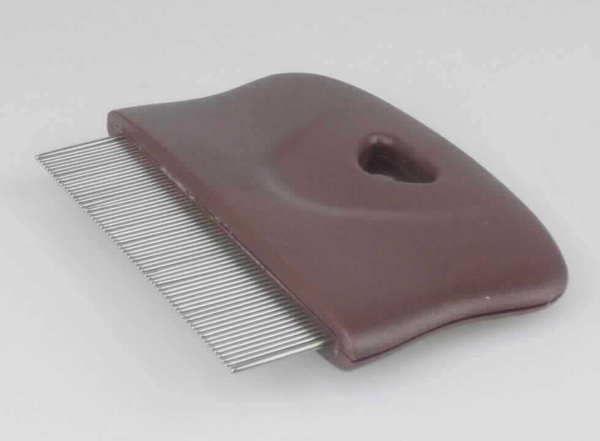 Das Erzeugnis "Floh- und Nissenkamm, Art. 65584" besteht aus einem Griffstück aus Kunststoff, ca. 7 cm breit, und einer Reihe aus Metallzinken. Im Hinblick auf die Bedeutung für die Verwendung stellt das Metall das charakterbestimmende Material der aus verschiedenen Stoffen zusammengesetzten Ware dar. Das Erzeugnis ist zur Pflege von Tierhaar bestimmt und dient dem Herauskämmen von Flöhen und Nissen.

Die Ware ist für den Einzelverkauf auf einer bedruckten Pappkarte zum Aufhängen aufgeblistert.

Das Erzeugnis ist als "Frisierkamm aus Metall" einzureihen.