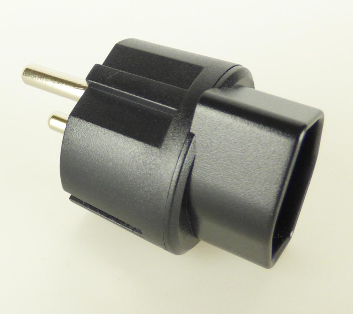sog. Schweiz zu EU Converter Stecker Adapter,
im Wesentlichen bestehend aus einem spezifisch geformten, schwarzen Kunststoffkörper,
- auf der einen Seite mit einem Stecker Typ E und einer Steckbuchse Typ T13 auf der
  gegenüberliegenden Seite,
- für eine Spannung von weniger als 1000 V,
- mit einem Maß von ca. 5,6 x 3,7 x 4,2 cm,
- EAN: 4251351807701,
Das Erzeugnis dient zum Herstellen einer elektrischen Verbindung nach Einstecken auf den
entsprechenden Gegenkontakt und einer Steckdose.

Die Ware ist als "elektrisches Gerät zum Verbinden von elektrischen Stromkreisen, für eine Spannung von 1000 V oder weniger, Steckvorrichtung, andere als Lampenfassung, nicht für Koaxialkabel oder gedruckte Schaltungen, nicht von den TARIC-Codes 8536 699010 bis 8536 6990 86 erfasst" einzureihen.

Anlage: 1 Abbildung
