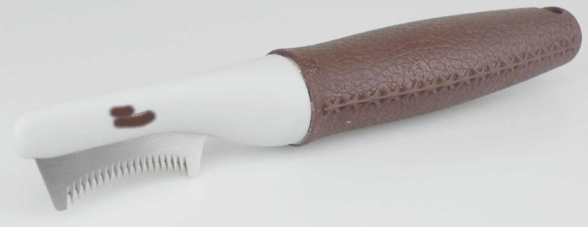 Bei der Ware "Trimmmesser / sichelförmig, Art. 65576, 65577" handelt es sich um einen Kamm zur Tierfellpflege, im Wesentlichen bestehend aus einem insgesamt ca. 18,3 cm langen Kunststoffgriff mit sichelförmigen Metallkopf, an dem einseitig Zinken (grob bzw. feiner, jedoch nicht schneidend) vorhanden sind. 

Das aus Metall (charakterbestimmendes Material insbesondere aufgrund der Bedeutung für die Verwendung) und Kunststoff zusammengesetzte Erzeugnis ist zur Pflege von Tierhaar vorgesehen.

Die verpackte Ware " ist als "Frisierkamm aus Metall" einzureihen.