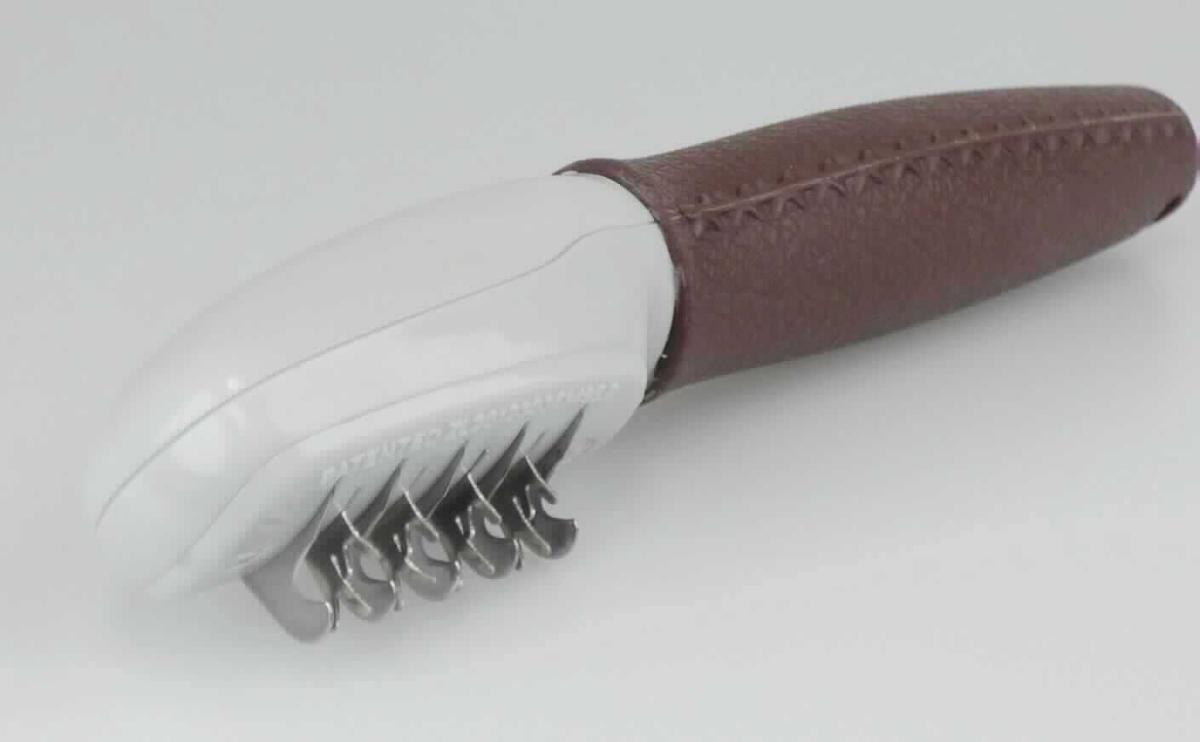 "Entfilzungsmesser";

- in Form eines rechteckigen, kammähnlichen Kopfes mit fünf darauf angebrachten, 
  hakenförmigen Klingen mit abgerundeten Enden und vier gespreizten Zinken, alle
  aus unedlem Metall, sowie einem ergonomisch geformten Griff aus Kunststoff, der 
  Klingeneinsatz ist je nach Verwendung für Links- oder Rechtshänder drehbar

- Länge 17 cm, Breite 3,5 cm

- zur Entfernung/zum Abschneiden von Unterwolle, Knoten und starken Verfilzungen 
  bei Tieren (Hundefell)

- in einer Blisterverpackung mit bedruckten Pappeinleger aufgemacht

Abbildung siehe Anlage.

Derartige Erzeugnisse gehören als "andere Schneidwaren, andere als in den 
Codenummern 8214 1000 00 0 bis 8214 2000 00 0 genannte, mit arbeitendem Teil aus 
unedlem Metall" zur Codenummer 8214 9000 00 0 des Zolltarifs.