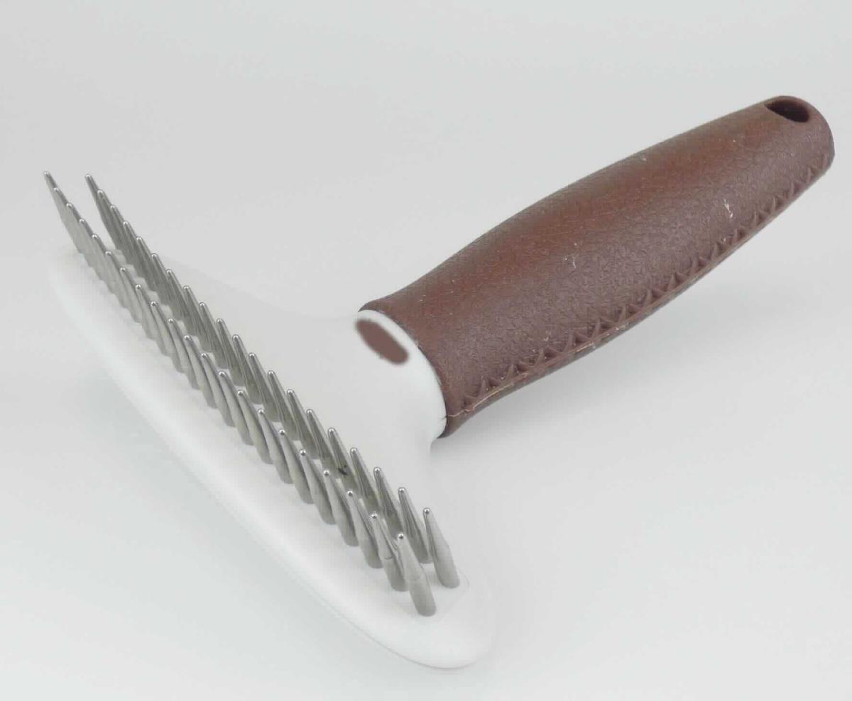 Bei der Ware "Entwirrungsstriegel / zweireihig, Art. 65566" handelt es sich um einen Kamm mit Griff zur Tierfellpflege (mit 41 Zinken). Der Striegelkopf, besteht aus einem mit Metallzinken (aus rostfreiem Edelstahl) bestückten Kammrücken aus Kunststoff. 

Das aus Metall (charakterbestimmendes Material insbesondere aufgrund der Bedeutung für die Verwendung) und Kunststoff bestehende Erzeugnis ist aufgrund seiner Form und Beschaffenheit erkennbar zur Pflege von Tieren bestimmt. Es dient der Pflege der Unterwolle, zum Entfilzen sowie Ausdünnen und entfernt das abgestorbene Haar. 

Die verpackte Ware ist als "Frisierkamm aus Metall" einzureihen.