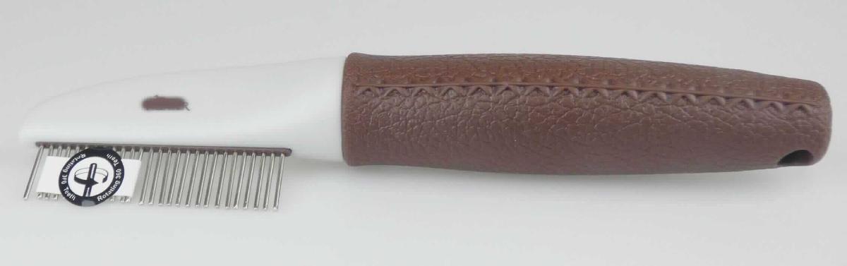 Das Erzeugnis "Pflegekamm / rotierende Zinken, Art. 65582, 65580" besteht aus einem ca. 18,6 cm, bzw. 20,9 cm langen Kunststoffstiel mit Griff und einer Reihe aus rotierenden abgerundeten Zinken aus Metall. Im Hinblick auf die Bedeutung für die Verwendung stellt das Metall das charakterbestimmende Material der aus verschiedenen Stoffen zusammengesetzten Ware dar. Das Erzeugnis ist zur Pflege von Tierhaar bestimmt.

Die Ware ist für den Einzelverkauf auf einer bedruckten Pappkarte zum Aufhängen aufgeblistert.

Das Erzeugnis ist als "Frisierkamm aus Metall" einzureihen.