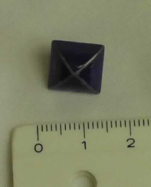 Es handelt sich um Erzeugnisse aus unedlem Metall, die auf der Unterseite einen Hohlschaft aufweisen und auf der Oberseite zu einem pyramidenförmigen, mit Farbe versehenen Kopf ausgearbeitet sind. Die Waren dienen als zierender Besatz für Halsbänder oder Leinen für Tiere und werden mit einem entsprechenden Gegenniet aus unedlem Metall (nicht Gegenstand der vZTA) verwendet.
- Antragstellerangaben - 

Darüber hinaus sind die Waren dazu geeignet, als Schmuckelemente für Bekleidung oder Bekleidungszubehör (z. B. Gürtel) verwendet zu werden.

Die Erzeugnisse stellen sich aufgrund ihrer objektiven Beschaffenheitsmerkmale sowohl als "Teile aus unedlen Metallen von Hohlnieten aus unedlen Metallen" der Position 8308 als auch als "Fantasieschmuck" der Position 7117 dar. In Anwendung der Anmerkung 1 e) zu Abschnitt XV erfolgt die Einreihung in die Position 7117 des Zolltarifs.

Abbildung siehe Anlage.

Derartige Erzeugnisse gehören als "anderer (als in den Codenummern 7117 1100 00 0 und 7117 1900 10 0 genannter) Fantasieschmuck, aus unedlen Metallen" zur Codenummer 7117 1900 90 0 des Zolltarifs.