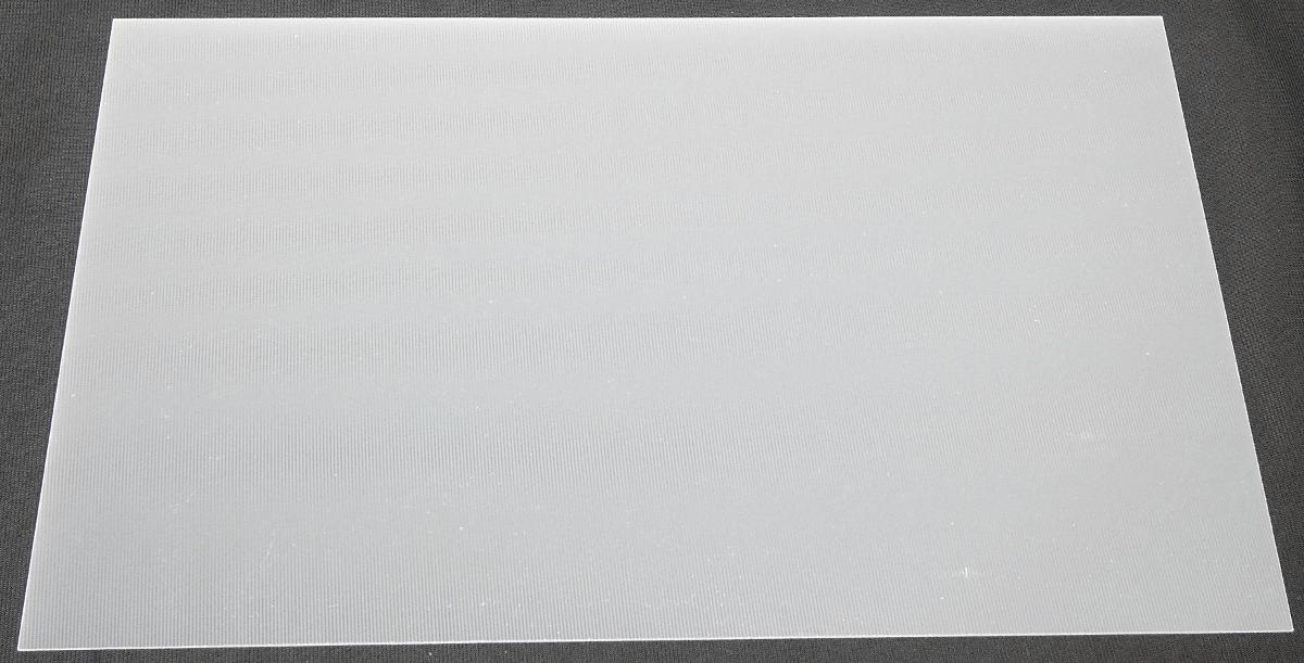 Angaben des Antragstellers:
Unkaschiertes FR4, unbearbeitet, rechteckig, aus Kondensationspolymerisationserzeugnissen und Umlagerungspolymerisationserzeugnissen.

Feststellungen / Untersuchungen an einem Warenmuster:
Es wurden zwei rechteckige, harte Platten aus Epoxidharz mit sichtbar eingebettetem Glasfasergewebe vorgelegt.

Befund:
Andere verstärkte Platten aus Kondensationspolymerisationserzeugnissen.