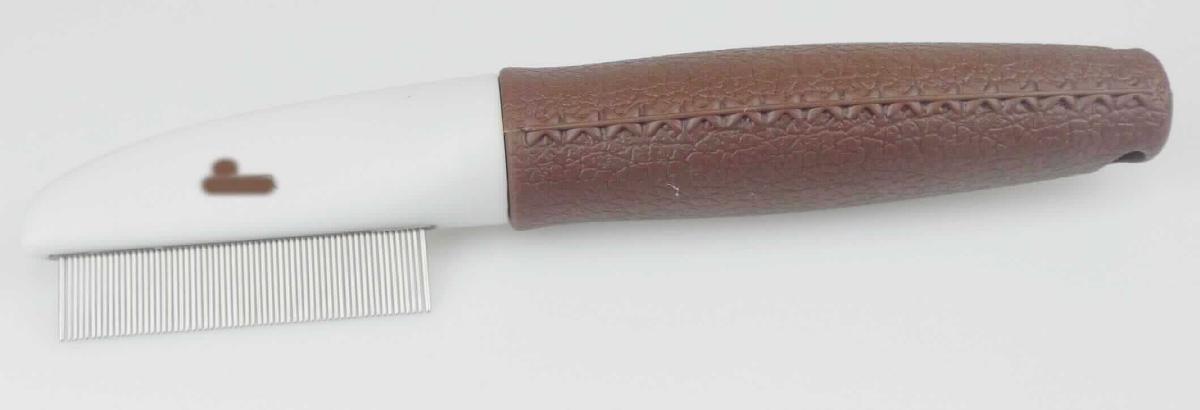 Das Erzeugnis "Floh- und Nissenkamm, Art. 65583" besteht aus einem ca. 18 cm langen Kunststoffgriff und einer Reihe aus Metallzinken (Zähne). Im Hinblick auf die Bedeutung für die Verwendung stellt das Metall das charakterbestimmende Material der aus verschiedenen Stoffen zusammengesetzten Ware dar. Das Erzeugnis ist zur Fellpflege von Tieren bestimmt und soll der Entfernung von Flöhen und Nissen dienen.  

Die Ware ist für den Einzelverkauf auf einer bedruckten Pappkarte zum Aufhängen aufgeblistert.

Das Erzeugnis ist als "Frisierkamm aus Metall" einzureihen.