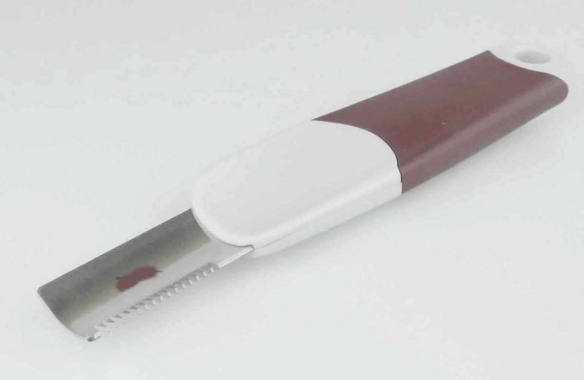 Bei der Ware "Trimmmesser / gebogen, Art. 65578" handelt es sich um einen Kamm zur Tierfellpflege, im Wesentlichen bestehend aus einem insgesamt ca. 15,3 cm langen  Kunststoffgriff mit gebogenem Metallkopf, an dem einseitig bzw. zweiseitig Zinken (nicht schneidend) vorhanden sind. 

Das aus Metall (charakterbestimmendes Material insbesondere aufgrund der Bedeutung für die Verwendung) und Kunststoff zusammengesetzte Erzeugnis ist zur Pflege von Tierhaar vorgesehen.

Die verpackte Ware " ist als "Frisierkamm aus Metall" einzureihen.