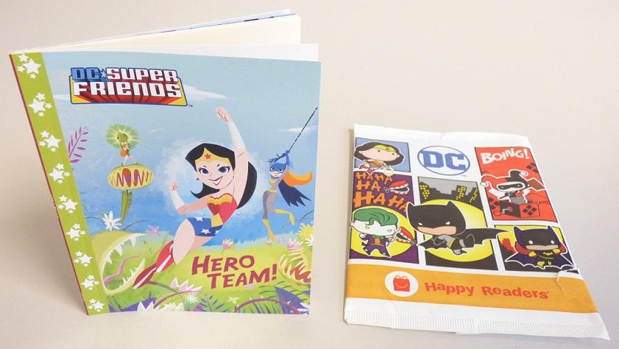 Bei der als "Mc Donald's - DC Superhero Friends - 2021, Motiv: Hero Team (Book 1)" bezeichneten Ware handelt es sich um ein mit Text und Abbildungen bedrucktes, broschiertes Druckerzeugnis (Format: etwa 11,4 x 14,3 cm, Umfang: 24 Seiten ohne Umschlag, Klebebindung). Es enthält im Wesentlichen eine zum Lesen bestimmte, reich illustrierte fortlaufende Geschichte für Kinder in englischer Sprache. Daneben sind drei Doppelseiten mit einer Malvorlage und verschiedenen Rätseln (z. B. Zählaufgabe) sowie eine Seite mit den Lösungen bedruckt. Die Ware ist in einer Umschließung aus bedrucktem, innen mit dünner Kunststofffolie überzogenen Papier verpackt.

Abbildung siehe Anlage.

Derartige Waren gehören als "durch Text charakterisierte, zum Lesen bestimmte Broschüren und ähnliche Drucke, auch illustriert" zur Codenummer 4901 99 00 00 9 des Zolltarifs.