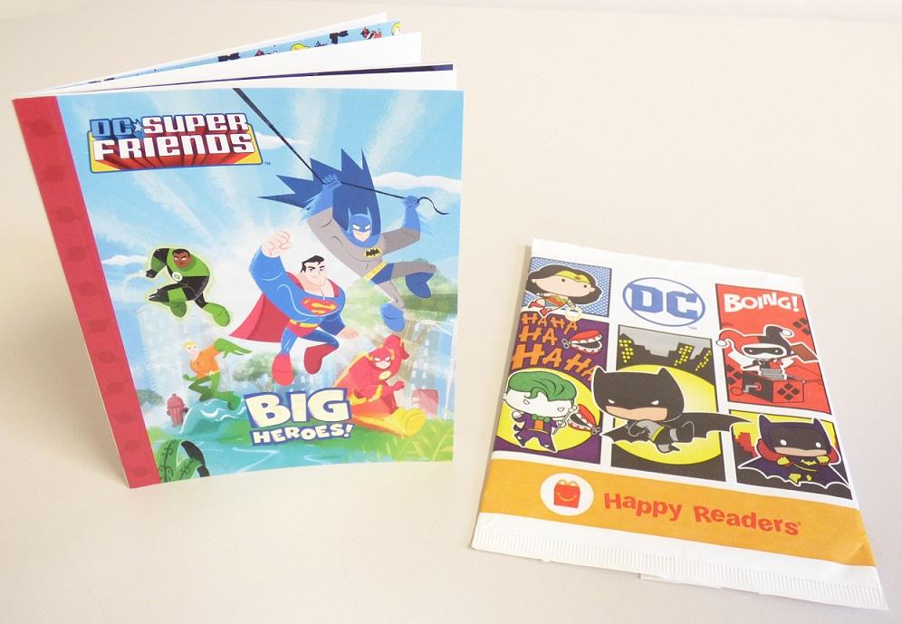 Bei der als "Mc Donald's - DC Superhero Friends - 2021, Motiv: Big Heros (Book 2)" bezeichneten Ware handelt es sich um ein mit Text und Abbildungen bedrucktes, broschiertes Druckerzeugnis (Format: etwa 11,4 x 14,3 cm, Umfang: 24 Seiten ohne Umschlag, Klebebindung). Es enthält im Wesentlichen eine zum Lesen bestimmte, reich illustrierte fortlaufende Geschichte für Kinder in englischer Sprache. Daneben sind drei Doppelseiten mit einer Malvorlage und verschiedenen Rätseln (z. B. Zuordnung) sowie eine Seite mit den Lösungen bedruckt. Die Ware ist in einer Umschließung aus bedrucktem, innen mit dünner Kunststofffolie überzogenen Papier verpackt.

Abbildung siehe Anlage.

Derartige Waren gehören als "durch Text charakterisierte, zum Lesen bestimmte Broschüren und ähnliche Drucke, auch illustriert" zur Codenummer 4901 99 00 00 9 des Zolltarifs.